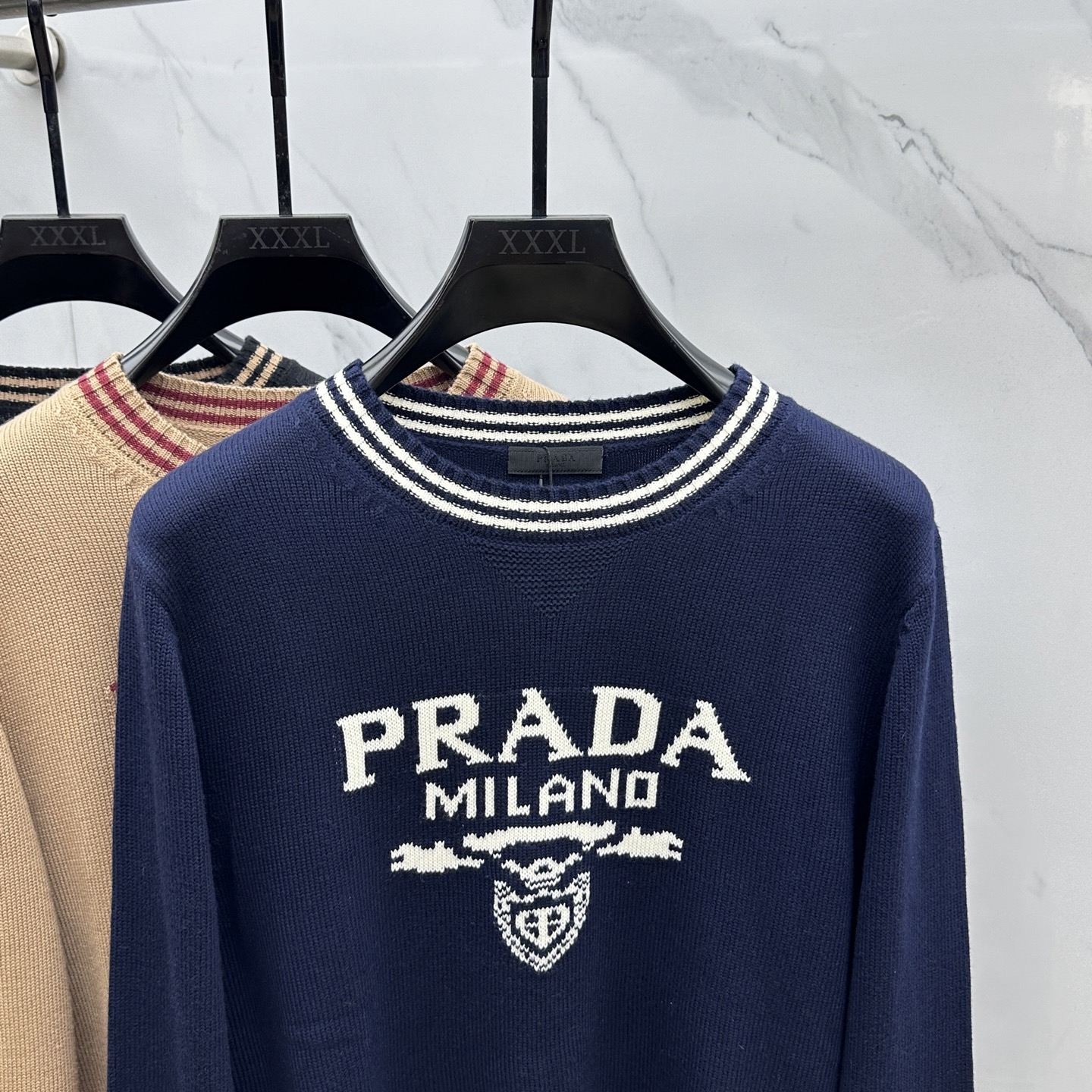 🆕PRADA普拉达 2025SS秋季新款条纹撞色领圆领针织毛衣，以当季色调传递典雅韵味，成就日常搭配佳选