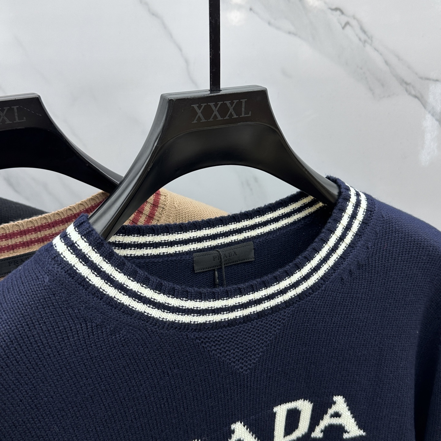 🆕PRADA普拉达 2025SS秋季新款条纹撞色领圆领针织毛衣，以当季色调传递典雅韵味，成就日常搭配佳选