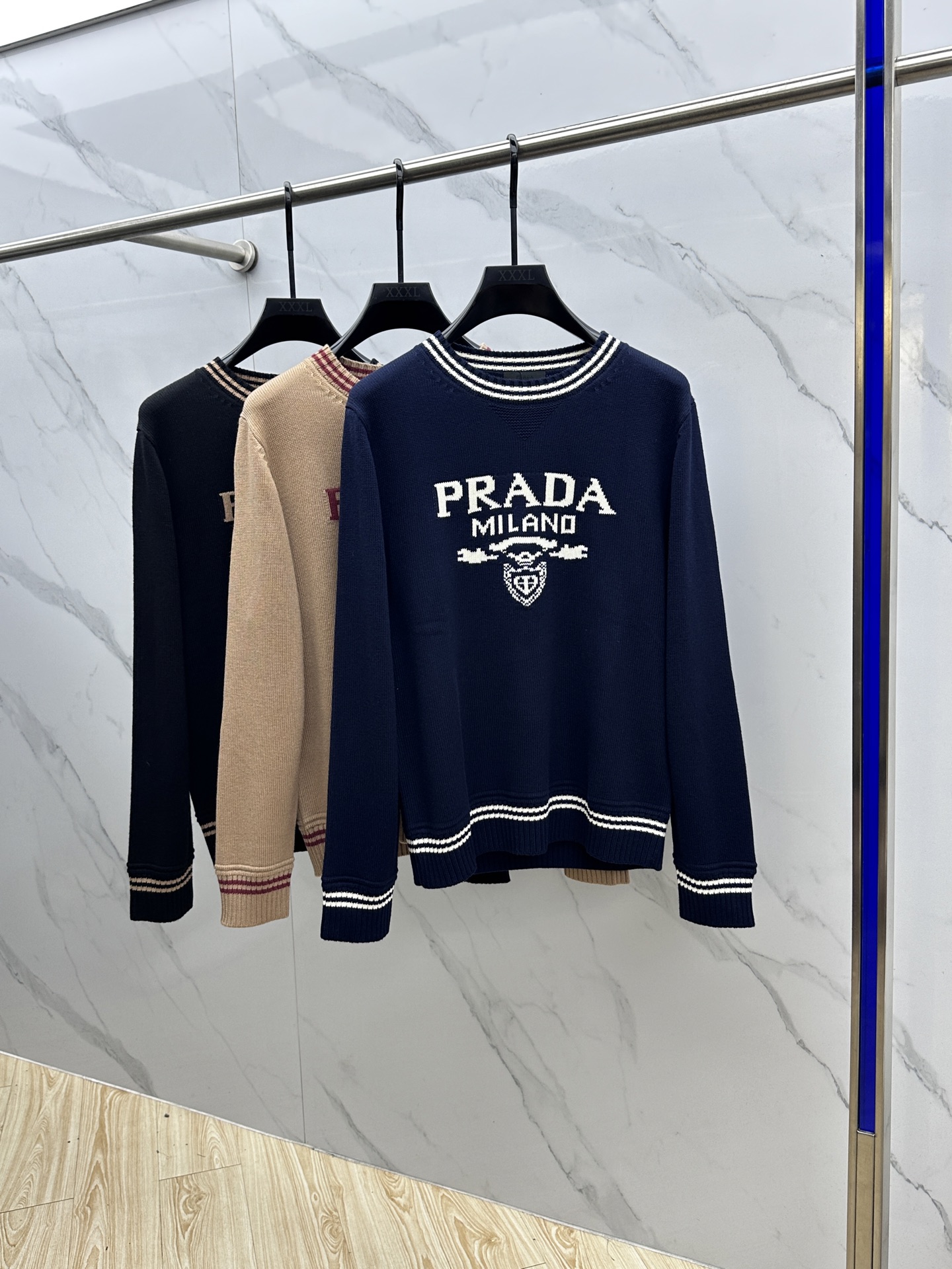 🆕PRADA普拉达 2025SS秋季新款条纹撞色领圆领针织毛衣，以当季色调传递典雅韵味，成就日常搭配佳选