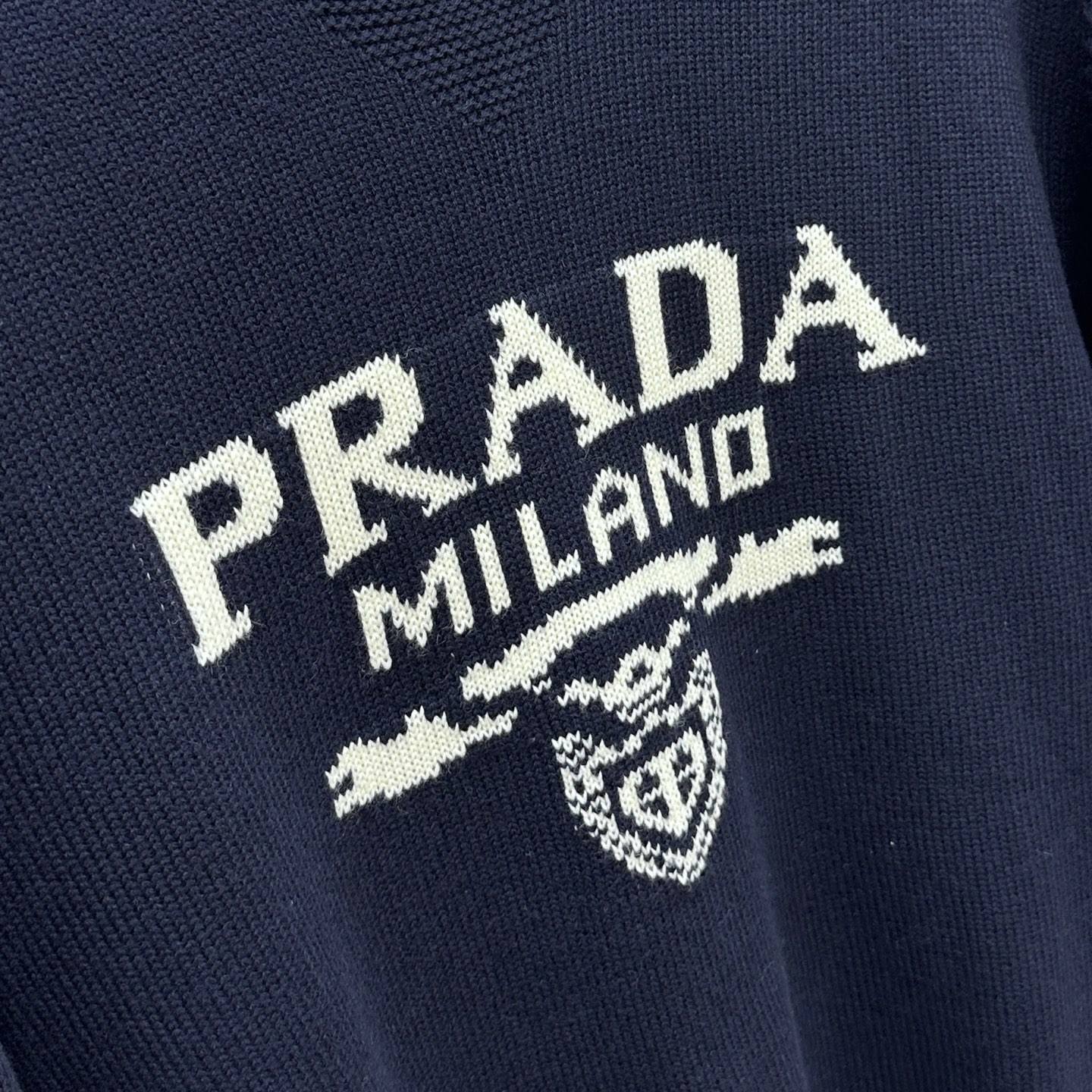 🆕PRADA普拉达 2025SS秋季新款条纹撞色领圆领针织毛衣，以当季色调传递典雅韵味，成就日常搭配佳选