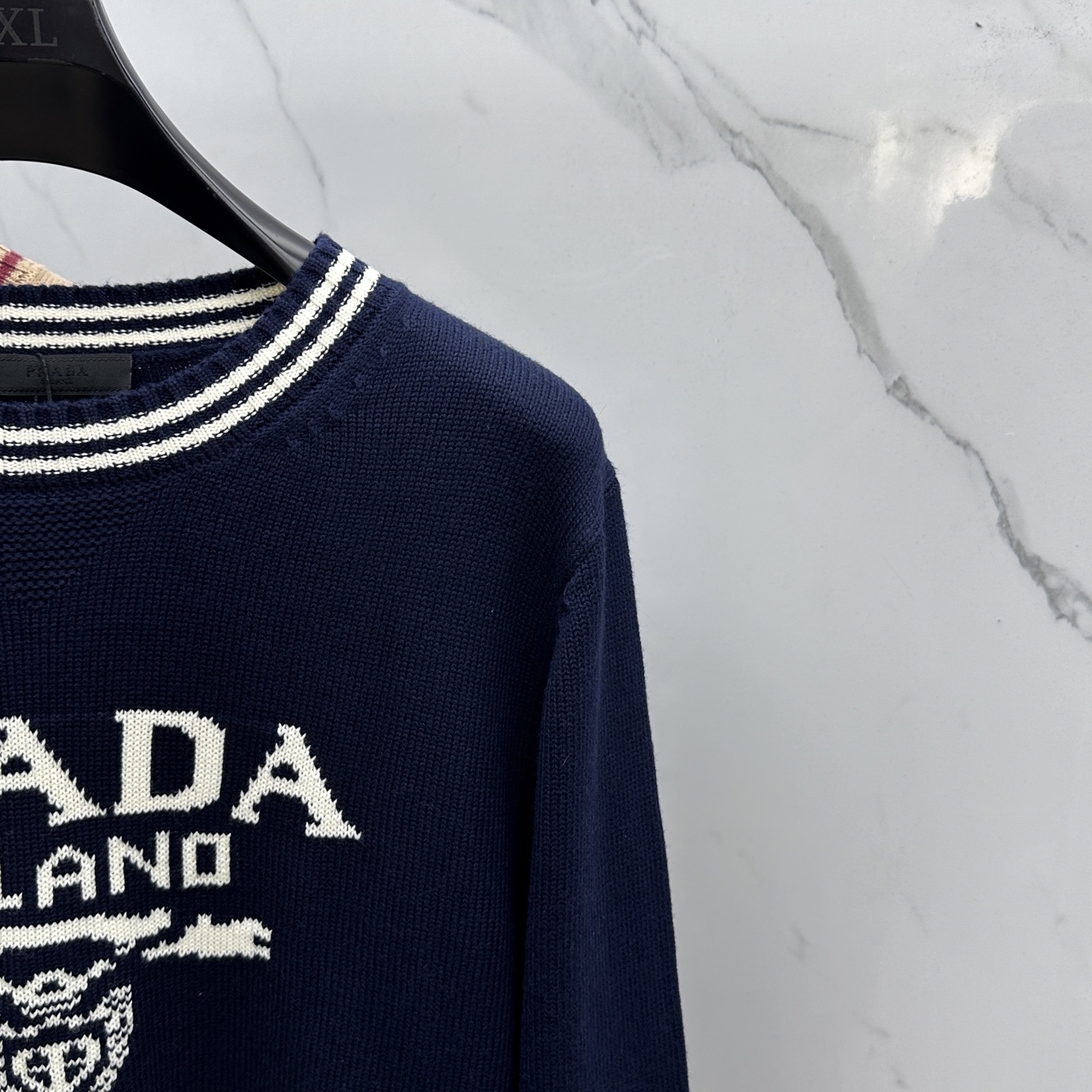 🆕PRADA普拉达 2025SS秋季新款条纹撞色领圆领针织毛衣，以当季色调传递典雅韵味，成就日常搭配佳选