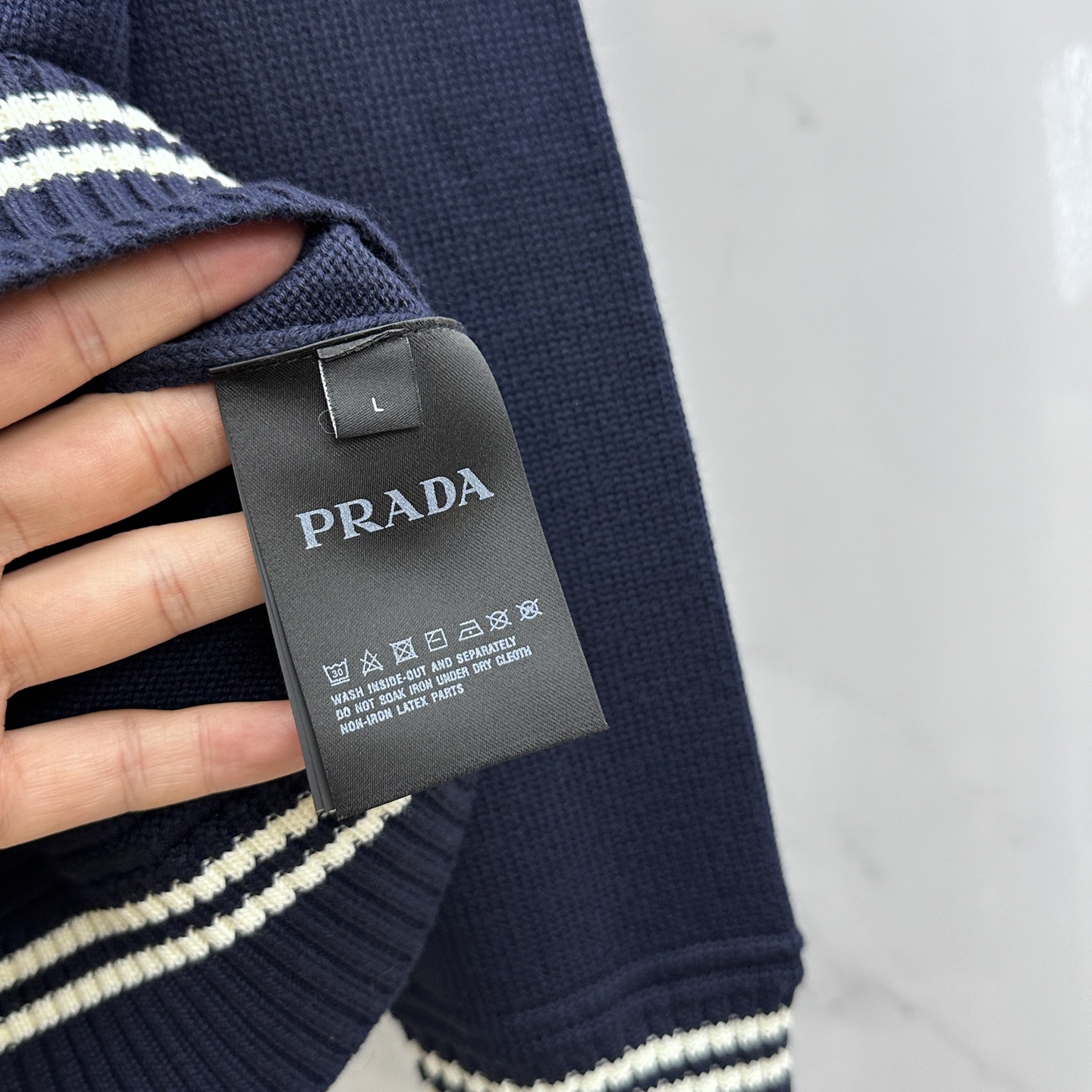 🆕PRADA普拉达 2025SS秋季新款条纹撞色领圆领针织毛衣，以当季色调传递典雅韵味，成就日常搭配佳选