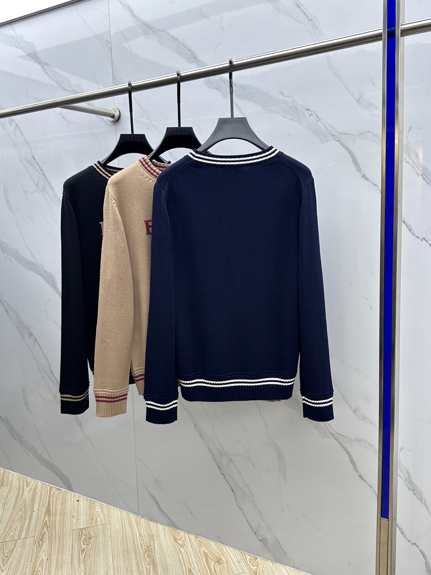 🆕PRADA普拉达 2025SS秋季新款条纹撞色领圆领针织毛衣，以当季色调传递典雅韵味，成就日常搭配佳选