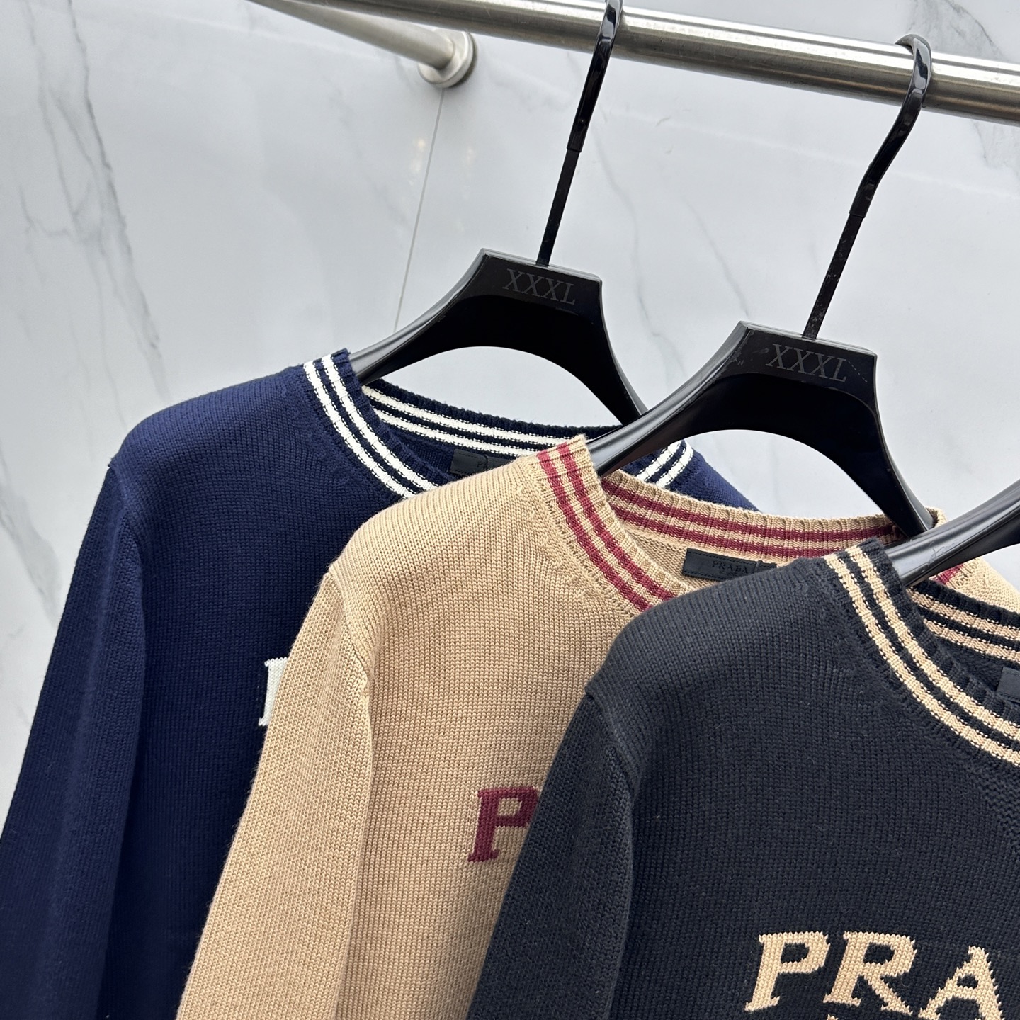 🆕PRADA普拉达 2025SS秋季新款条纹撞色领圆领针织毛衣，以当季色调传递典雅韵味，成就日常搭配佳选