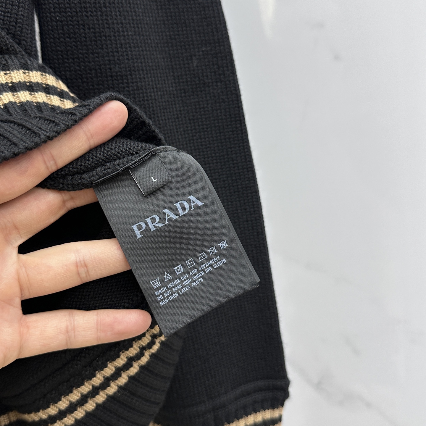 🆕PRADA普拉达 2025SS秋季新款条纹撞色领圆领针织毛衣，以当季色调传递典雅韵味，成就日常搭配佳选