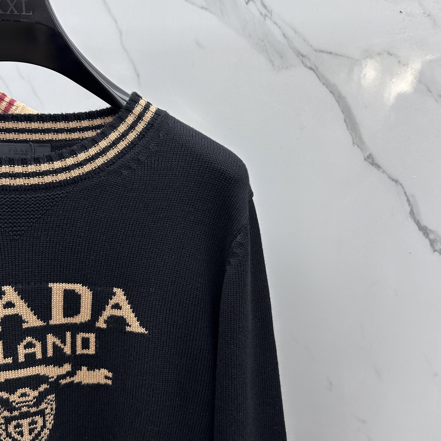 🆕PRADA普拉达 2025SS秋季新款条纹撞色领圆领针织毛衣，以当季色调传递典雅韵味，成就日常搭配佳选