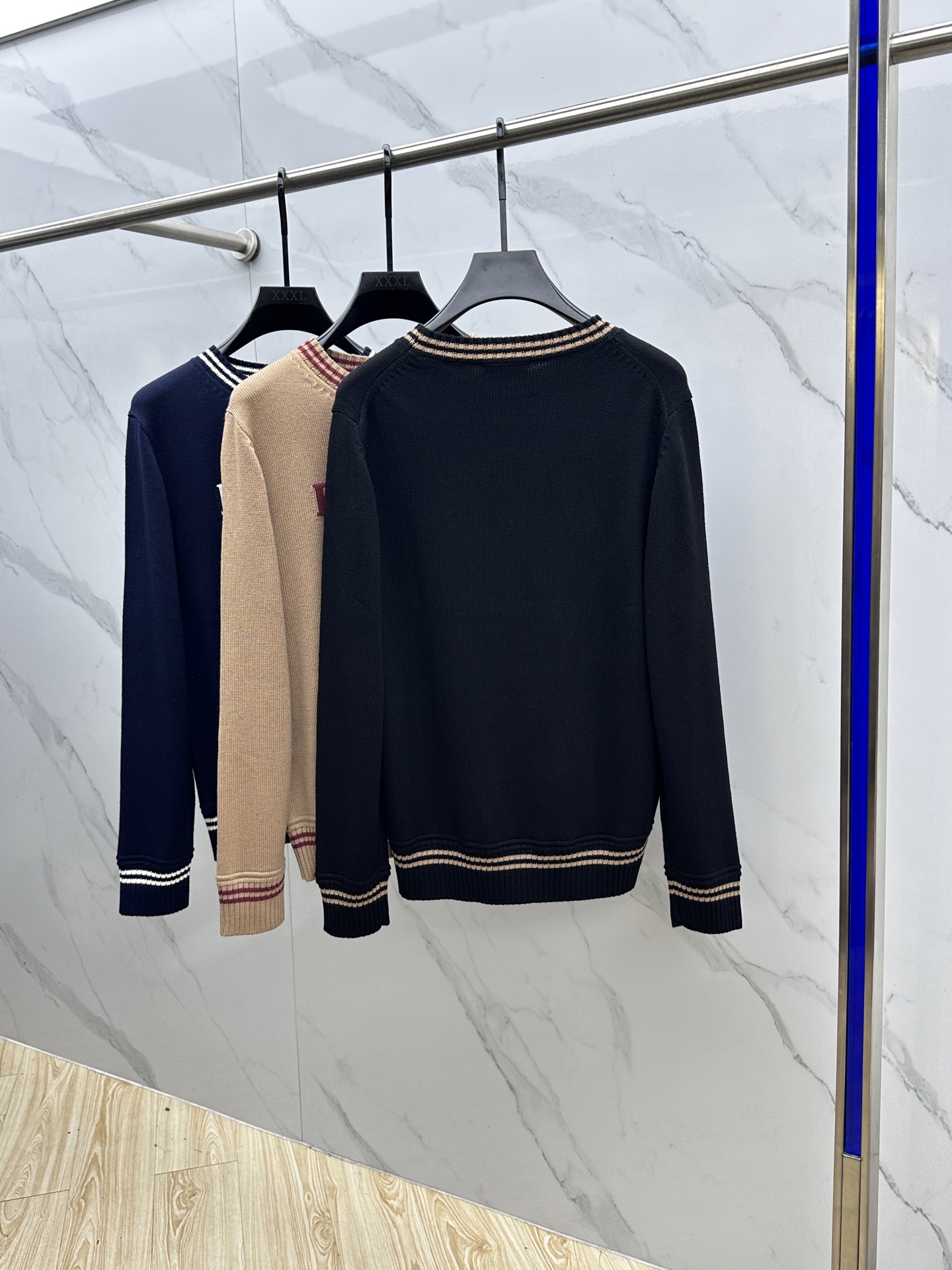 🆕PRADA普拉达 2025SS秋季新款条纹撞色领圆领针织毛衣，以当季色调传递典雅韵味，成就日常搭配佳选