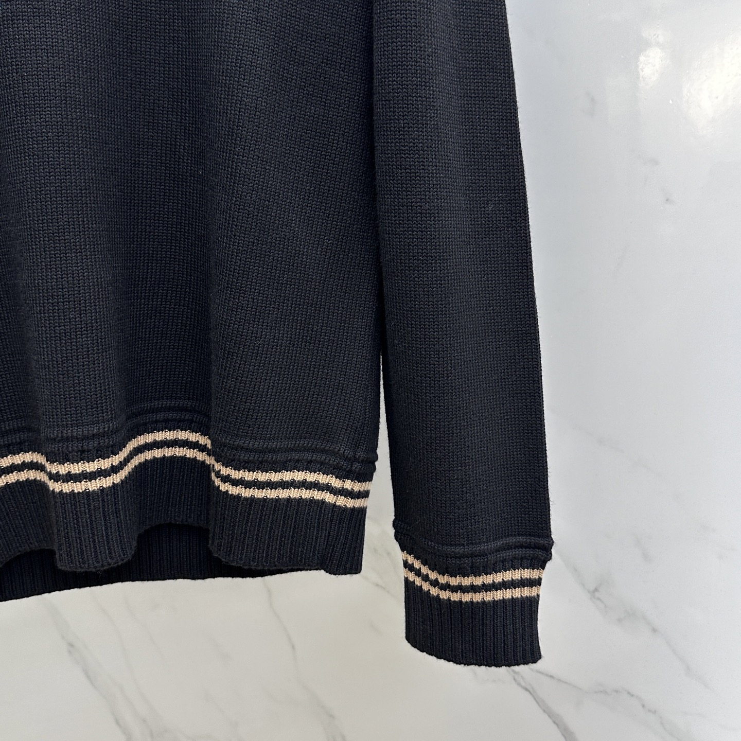 🆕PRADA普拉达 2025SS秋季新款条纹撞色领圆领针织毛衣，以当季色调传递典雅韵味，成就日常搭配佳选