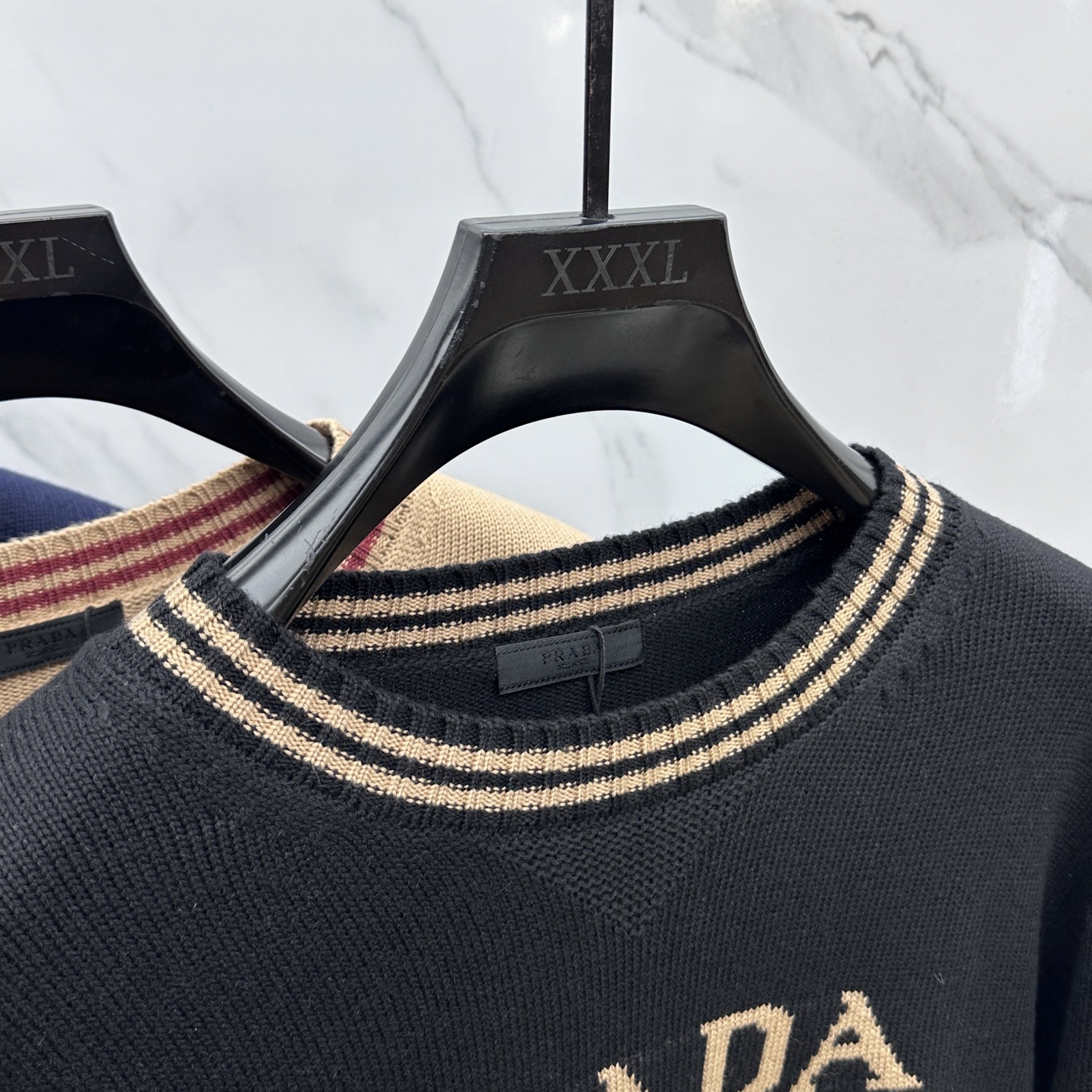 🆕PRADA普拉达 2025SS秋季新款条纹撞色领圆领针织毛衣，以当季色调传递典雅韵味，成就日常搭配佳选