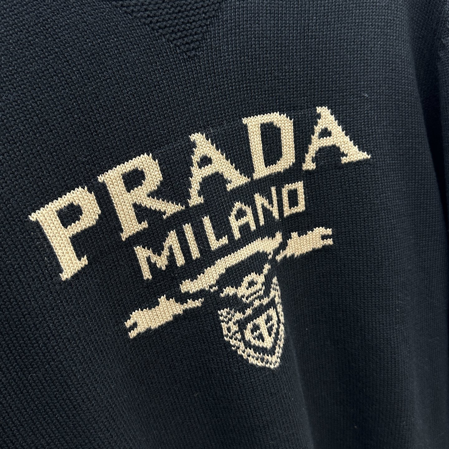 🆕PRADA普拉达 2025SS秋季新款条纹撞色领圆领针织毛衣，以当季色调传递典雅韵味，成就日常搭配佳选