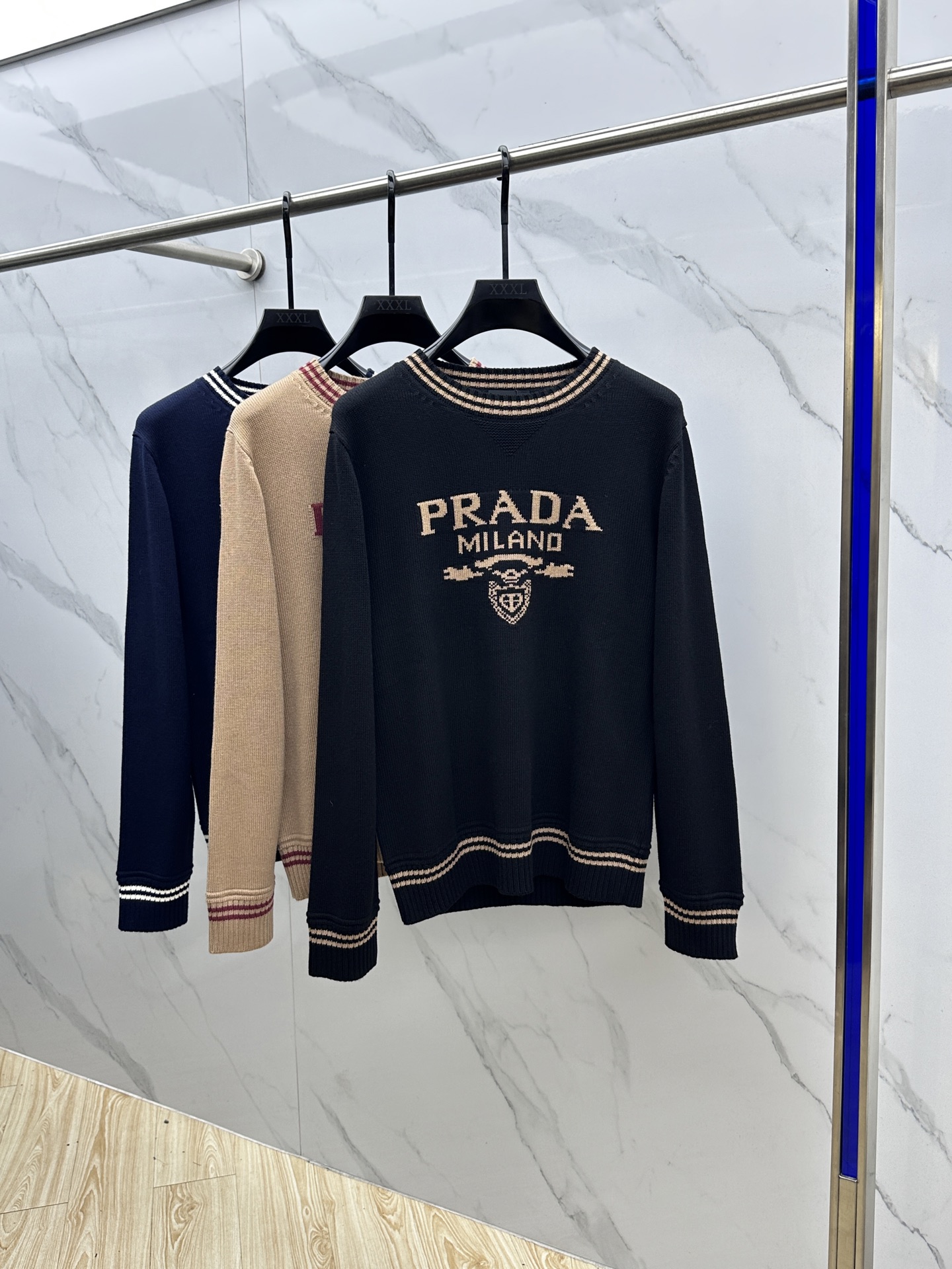 NO:571356,PRADA 2025SS autumn new striped contrast collar round-neck knitted sweater, which conveys elegant charm with seasonal tones, making it a good choice for daily matching. The chest embroidery implicitly marks the brand identity, fine workmanship, fashionable atmosphere, and comfortable against the skin. High-quality large goods with complete three standards. Hei size M-XXL,, prada, prada, sweaters, alexander wang19860909PRADA普拉达 2025SS秋季新款条纹撞色领圆领针织毛衣,以当季色调传递典雅韵味,成就日常搭配佳选.胸前提花含蓄标注品牌身份、做工精细、时尚大气、贴肤舒适.高品质大货 三标齐全 hei 尺码M -XXL,,prada,prada,sweaters,alexander wang,Men's clothing