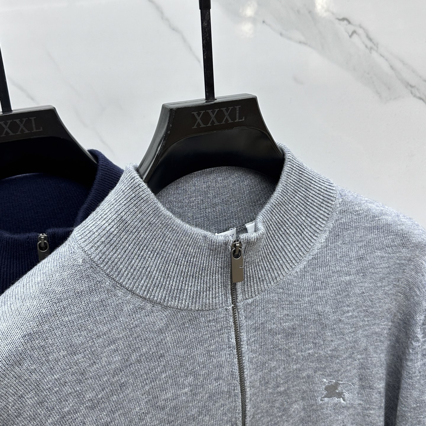 🆕Burberry巴宝莉 半拉链针织衫，男士半拉链立领针织衫，质感上新，暖意随行。马术骑士徽标刺绣。精选