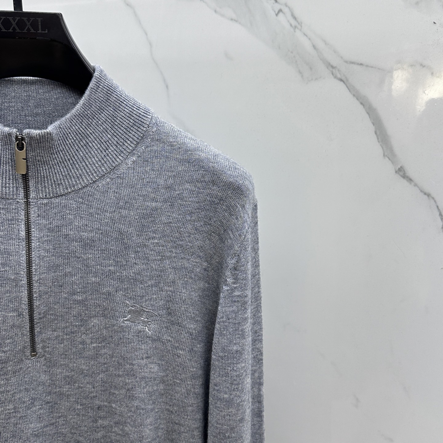 🆕Burberry巴宝莉 半拉链针织衫，男士半拉链立领针织衫，质感上新，暖意随行。马术骑士徽标刺绣。精选