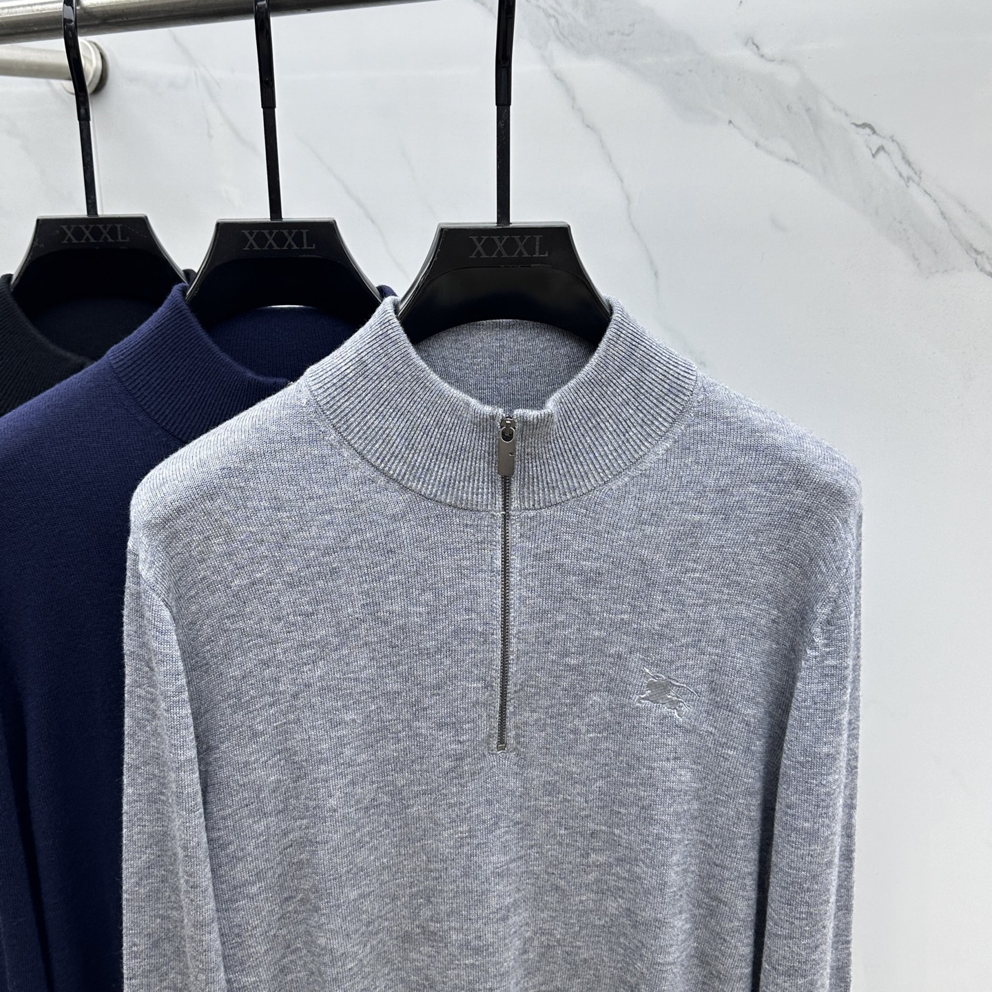 🆕Burberry巴宝莉 半拉链针织衫，男士半拉链立领针织衫，质感上新，暖意随行。马术骑士徽标刺绣。精选