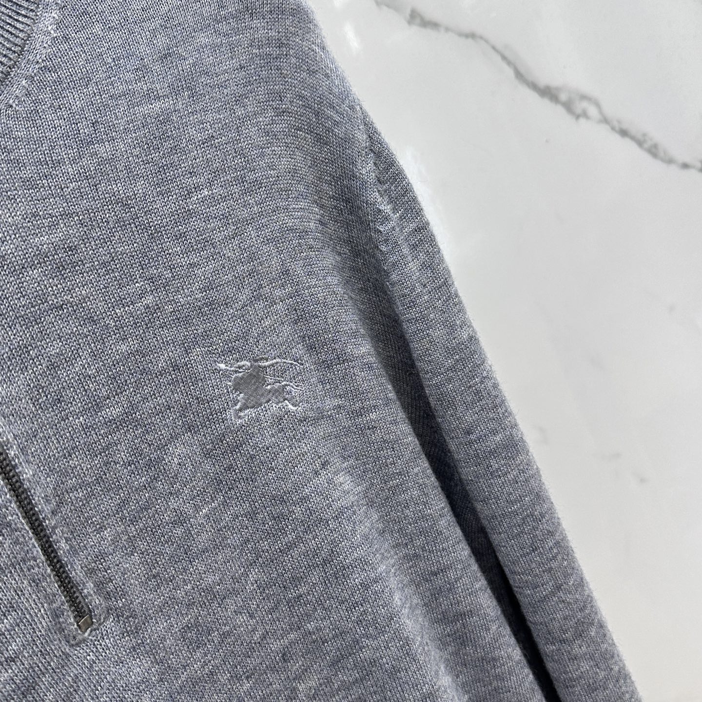 🆕Burberry巴宝莉 半拉链针织衫，男士半拉链立领针织衫，质感上新，暖意随行。马术骑士徽标刺绣。精选