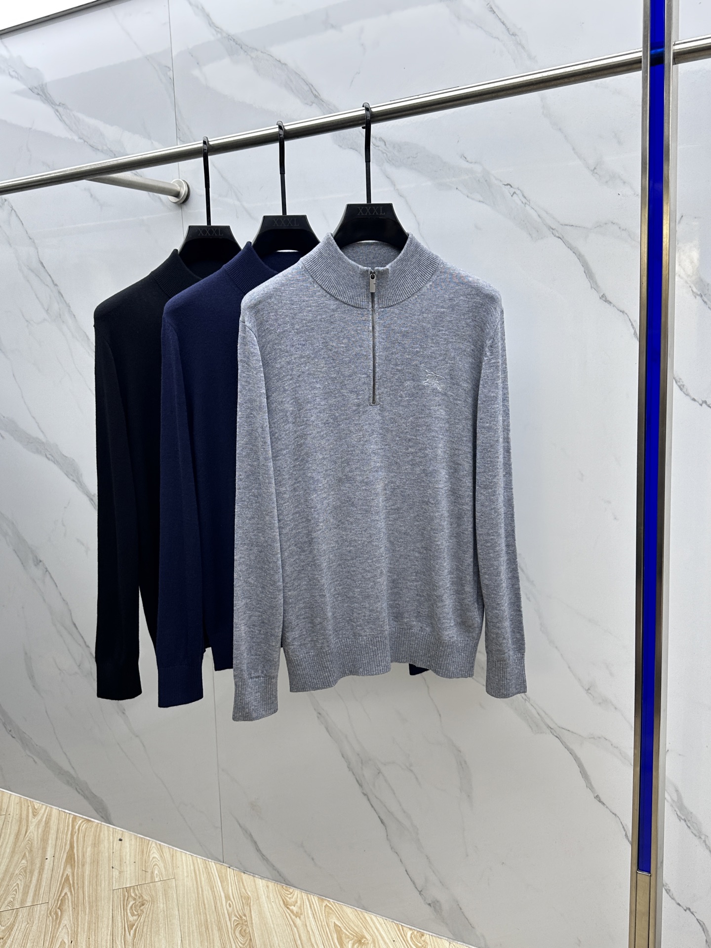 🆕Burberry巴宝莉 半拉链针织衫，男士半拉链立领针织衫，质感上新，暖意随行。马术骑士徽标刺绣。精选