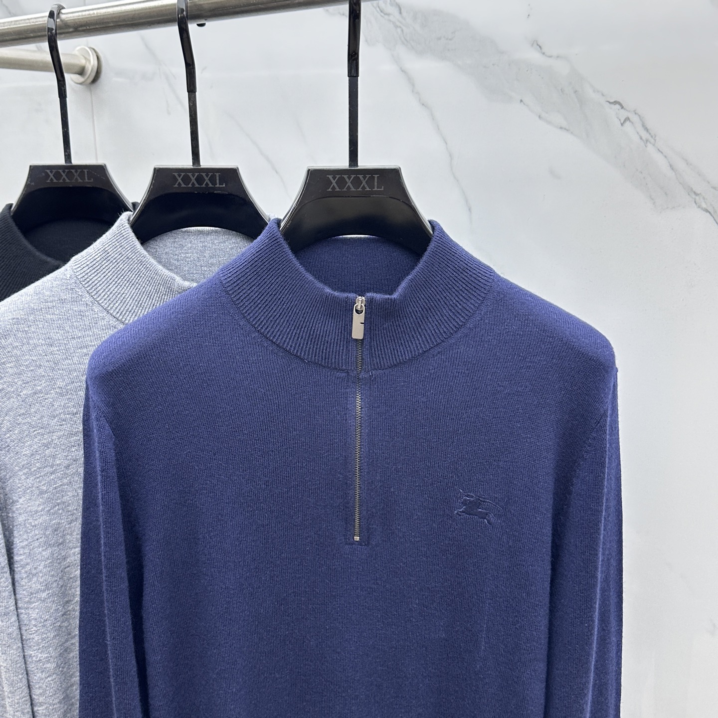 🆕Burberry巴宝莉 半拉链针织衫，男士半拉链立领针织衫，质感上新，暖意随行。马术骑士徽标刺绣。精选