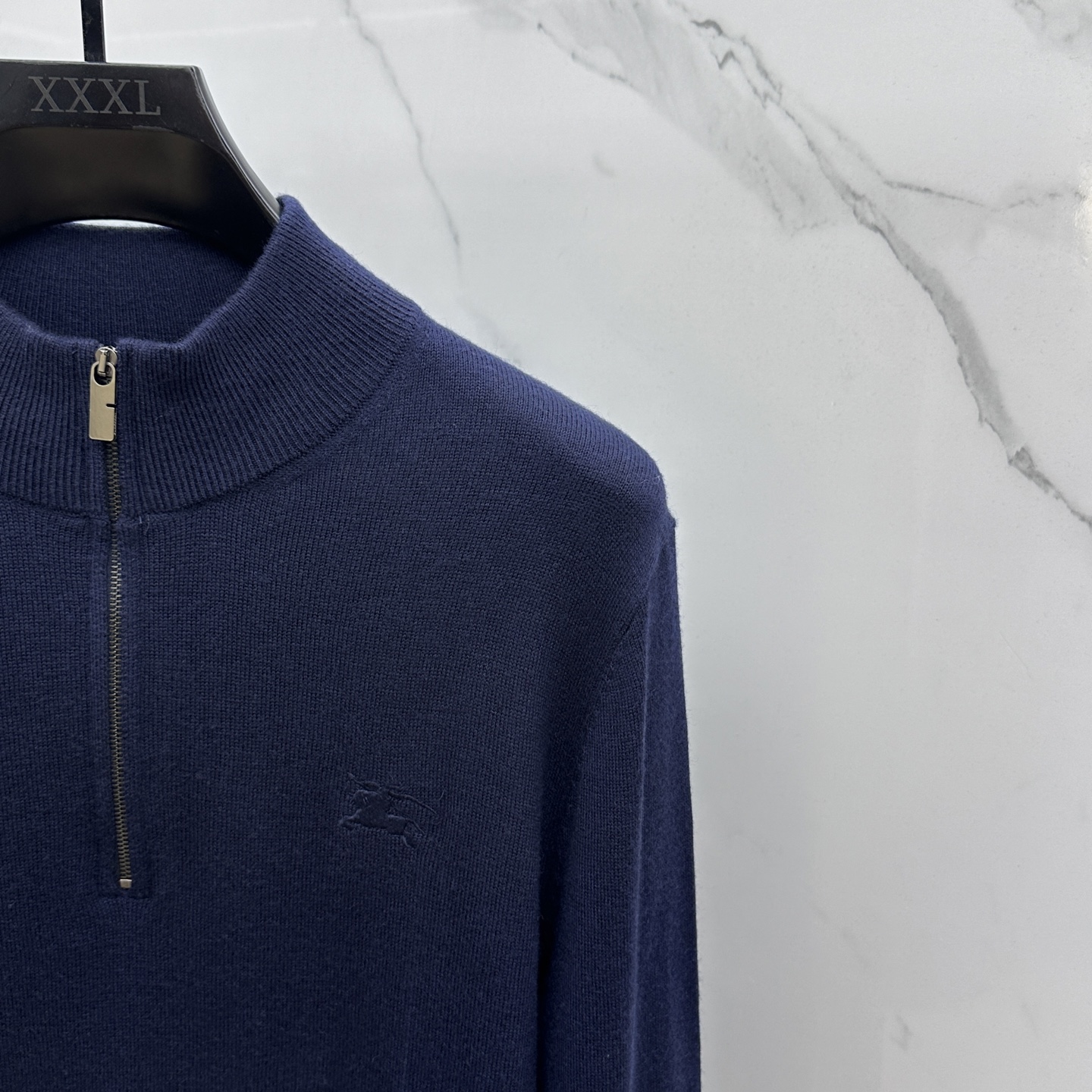 🆕Burberry巴宝莉 半拉链针织衫，男士半拉链立领针织衫，质感上新，暖意随行。马术骑士徽标刺绣。精选