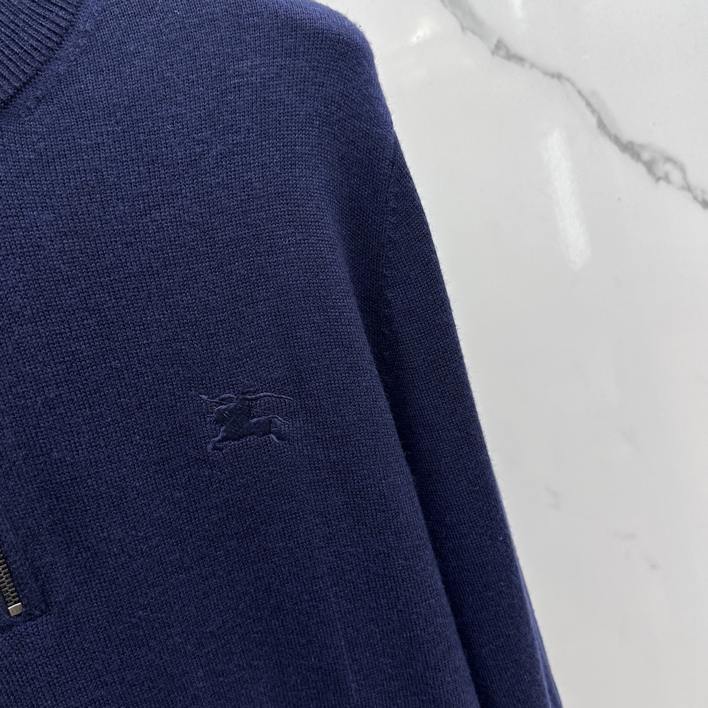 🆕Burberry巴宝莉 半拉链针织衫，男士半拉链立领针织衫，质感上新，暖意随行。马术骑士徽标刺绣。精选