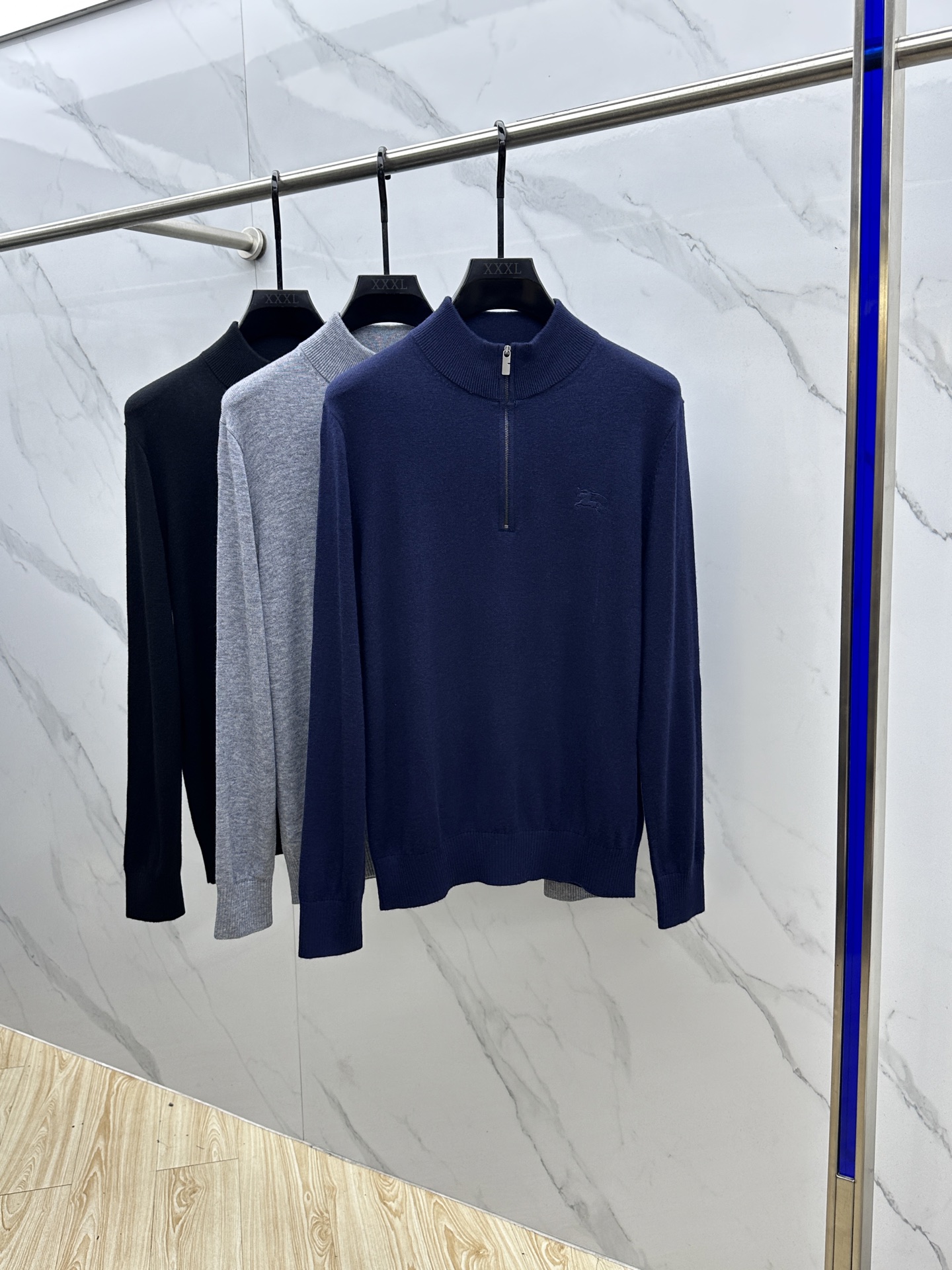 🆕Burberry巴宝莉 半拉链针织衫，男士半拉链立领针织衫，质感上新，暖意随行。马术骑士徽标刺绣。精选