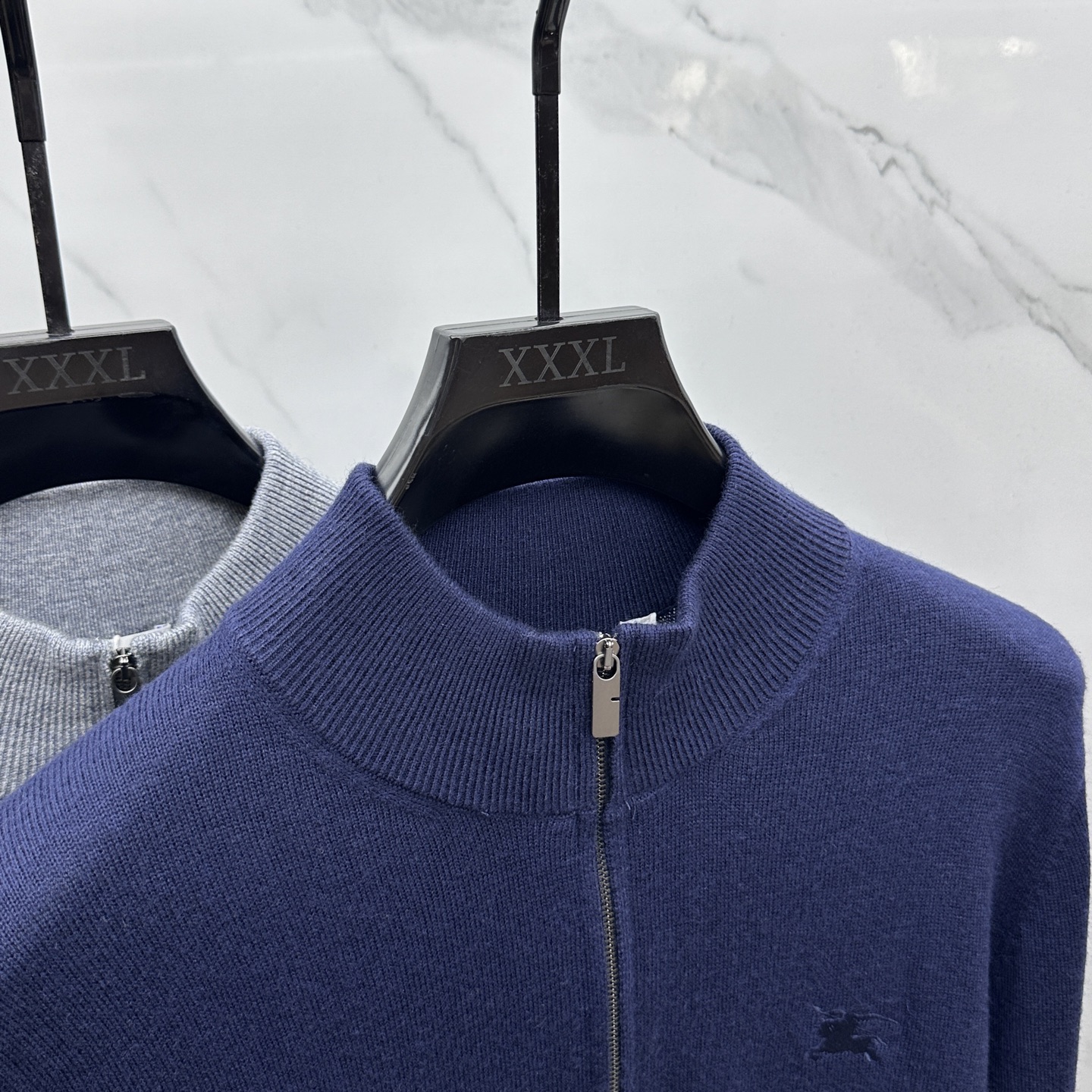 🆕Burberry巴宝莉 半拉链针织衫，男士半拉链立领针织衫，质感上新，暖意随行。马术骑士徽标刺绣。精选