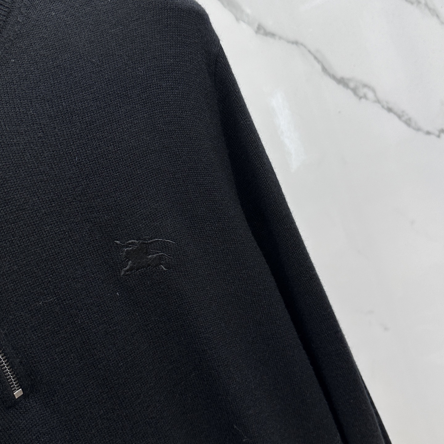 🆕Burberry巴宝莉 半拉链针织衫，男士半拉链立领针织衫，质感上新，暖意随行。马术骑士徽标刺绣。精选