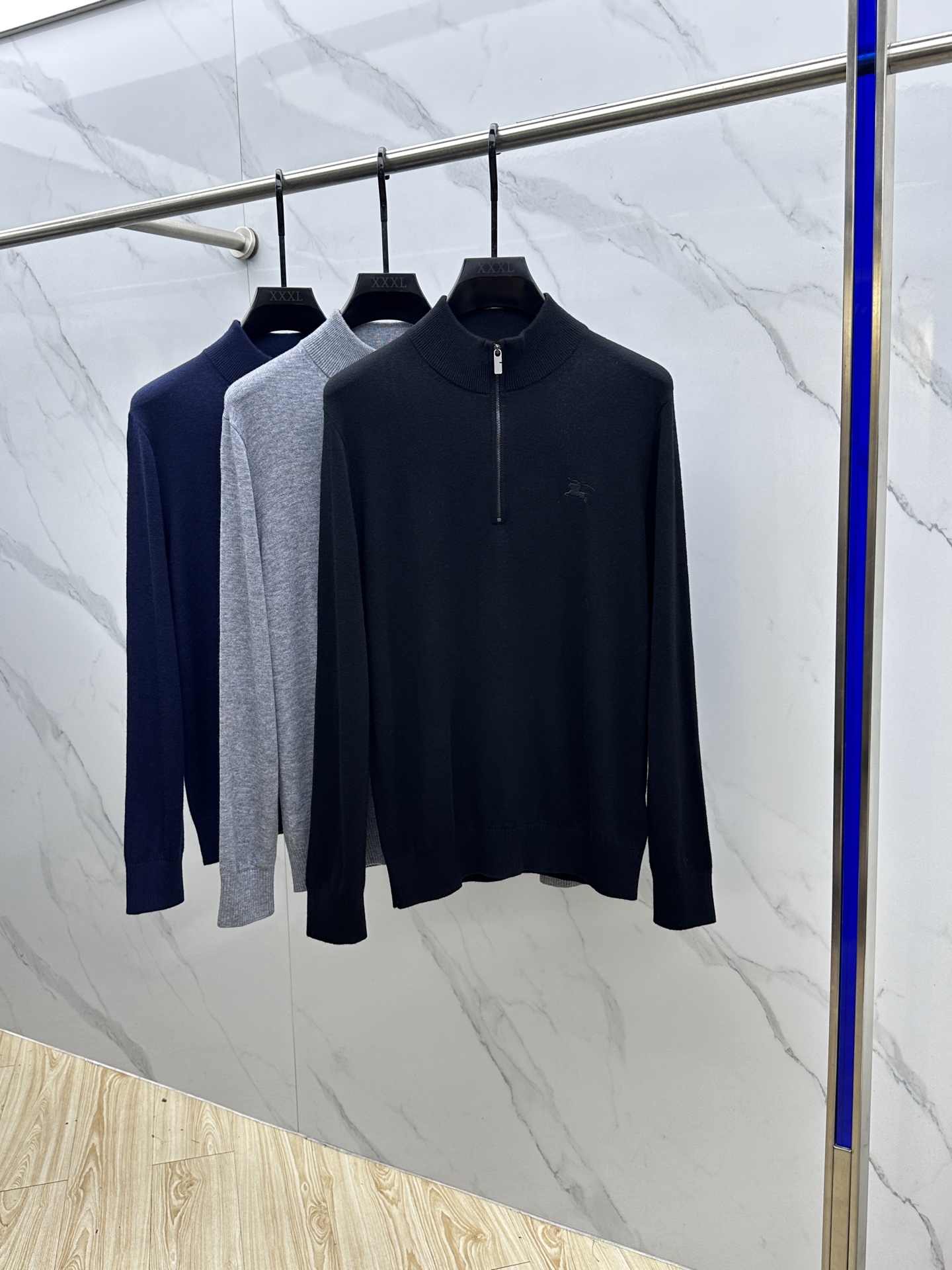 NO:571362,Burberry Burberry  Half-zip sweater, men's half-zip stand-up collar sweater, with new texture and warmth. Embroidered equestrian knight logo. Selected wool fabric, with a delicate and soft touch, close to the skin without being irritated, and can lock in the temperature. It is suitable to wear when it is cool in the morning and evening. The jacquard ingot knitting method has a clear and three-dimensional texture, breaking the monotony of the basic style, and showing quality in every detail.  The raglan sleeves are designed not to pick up the shoulders, allowing for free movement without restraint. The stand-up collar shape can not only protect the neck from wind, but also make the neck line more neat. The half-zip style is practical and full, and the opening and closing of the neckline can be freely adjusted. It is neat when worn alone, and layered with a shirt inside. It is suitable for daily commuting and leisure travel, and can be easily worn to create a handsome man's style. High-quality large goods  Complete with three standards hei   Size M-XXL,,burberry,burberry,shirts,alexander wang19860909Burberry巴宝莉 半拉链针织衫,男士半拉链立领针织衫,质感上新,暖意随行.马术骑士徽标刺绣.精选羊毛面料,自带细腻柔软触感,贴身穿亲肤不扎,还能锁住温度,早晚微凉时穿正合适.采用提花元宝针织法,纹理清晰有立体感,打破基础款的单调,细节处尽显质感；插肩袖设计不挑肩型,活动自在无束缚,搭配立领造型,既能防风护颈,又能衬得脖颈线条更利落.半拉链款式实用性拉满,可自由调节领口开合度,单穿显利落,内搭衬衫显层次感,日常通勤、休闲出游穿都很合适,轻松穿出型男格调.高品质大货 三标齐全hei 尺码M-XXL,,burberry,burberry,shirts,alexander wang,Men's clothing