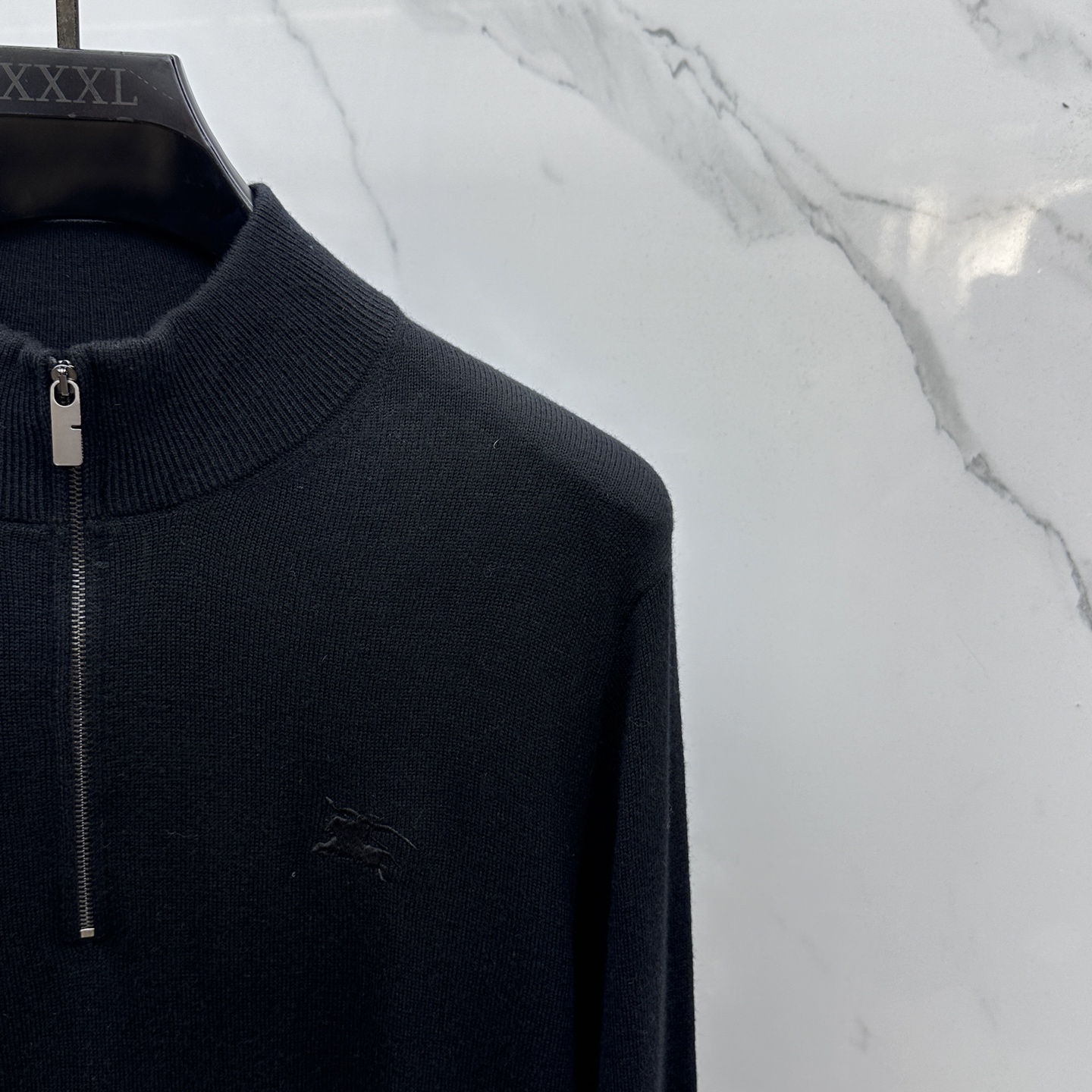 🆕Burberry巴宝莉 半拉链针织衫，男士半拉链立领针织衫，质感上新，暖意随行。马术骑士徽标刺绣。精选