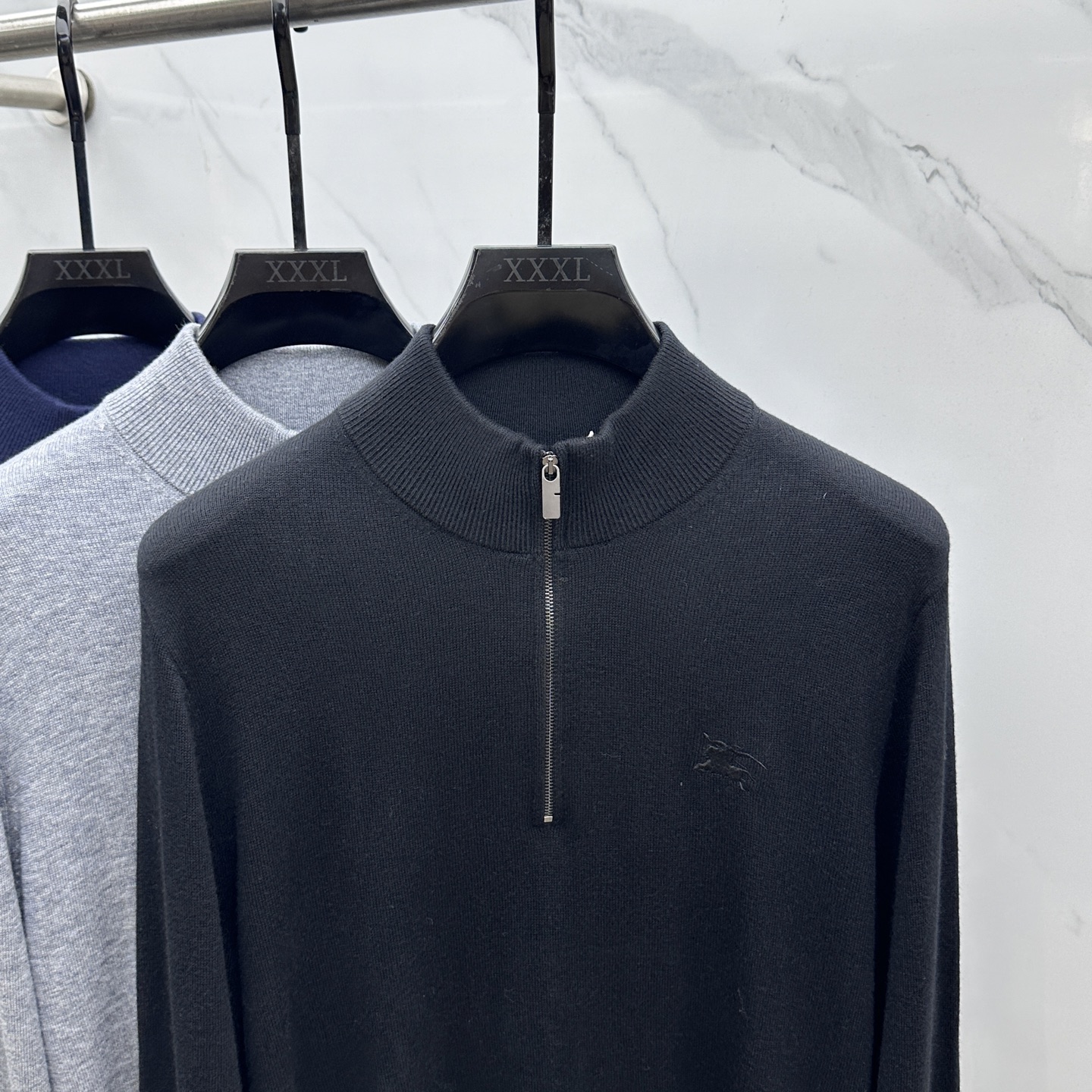 🆕Burberry巴宝莉 半拉链针织衫，男士半拉链立领针织衫，质感上新，暖意随行。马术骑士徽标刺绣。精选