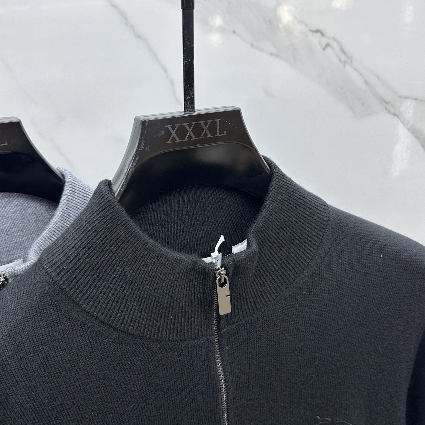 🆕Burberry巴宝莉 半拉链针织衫，男士半拉链立领针织衫，质感上新，暖意随行。马术骑士徽标刺绣。精选