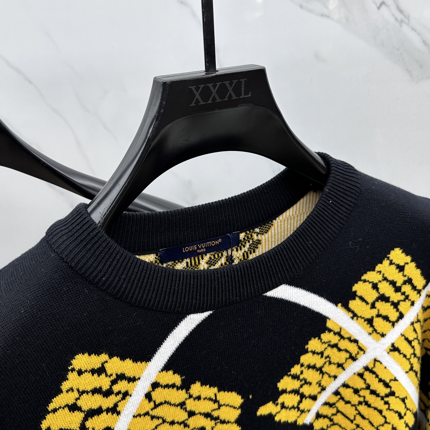 🆕LV路易威登 2025秋冬撞色羊毛衫，以经典菱形格抽象元素点缀为主调，巧妙融入字母提花元素，打破传统羊