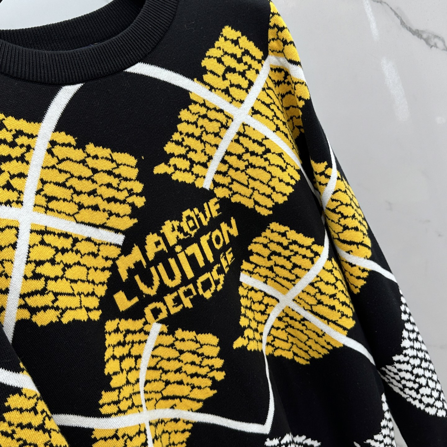 🆕LV路易威登 2025秋冬撞色羊毛衫，以经典菱形格抽象元素点缀为主调，巧妙融入字母提花元素，打破传统羊