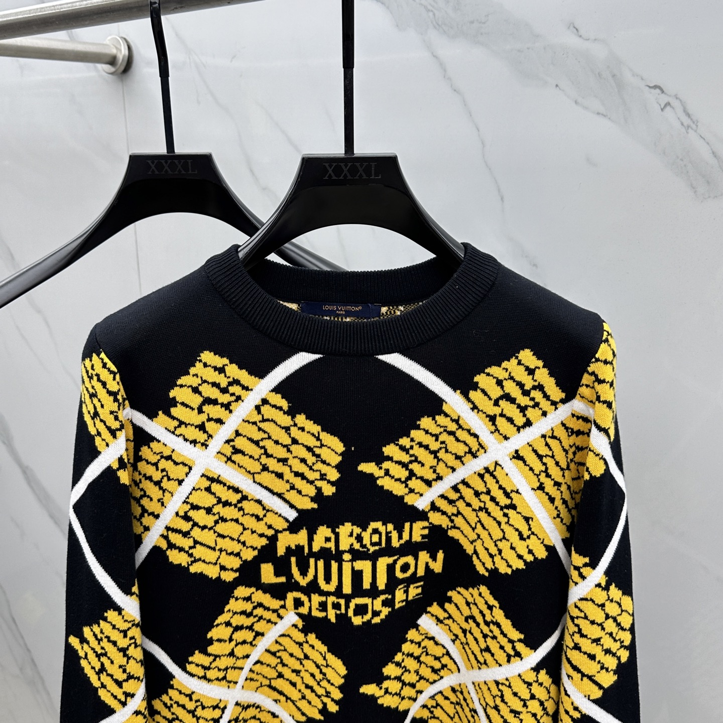 🆕LV路易威登 2025秋冬撞色羊毛衫，以经典菱形格抽象元素点缀为主调，巧妙融入字母提花元素，打破传统羊