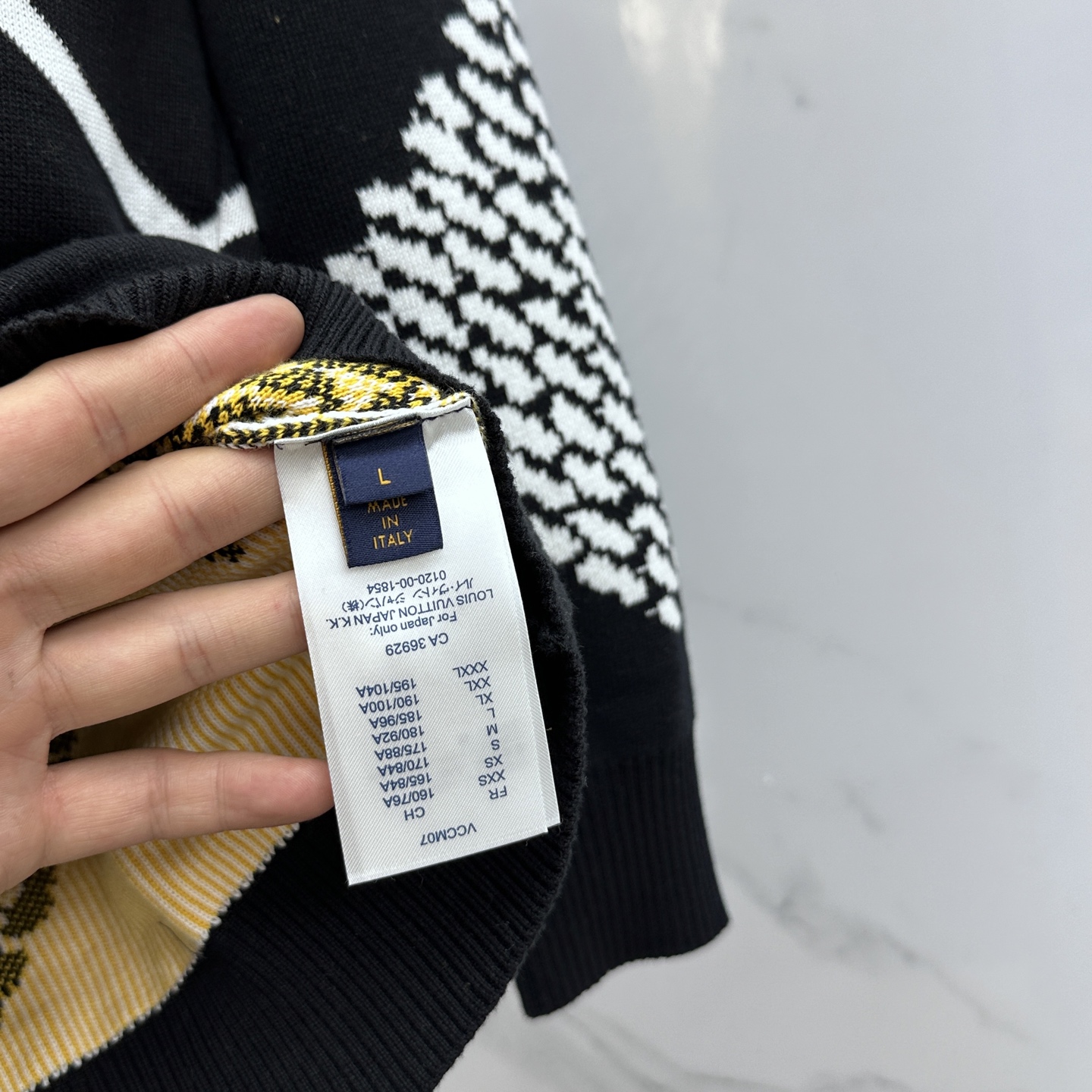 🆕LV路易威登 2025秋冬撞色羊毛衫，以经典菱形格抽象元素点缀为主调，巧妙融入字母提花元素，打破传统羊