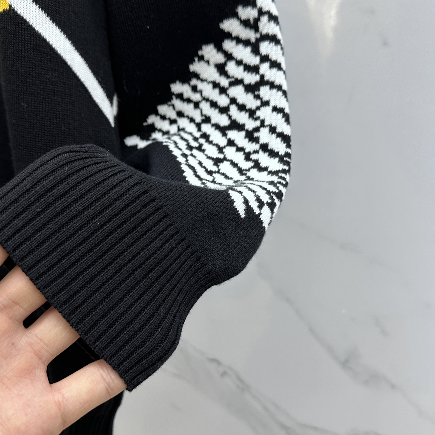 🆕LV路易威登 2025秋冬撞色羊毛衫，以经典菱形格抽象元素点缀为主调，巧妙融入字母提花元素，打破传统羊