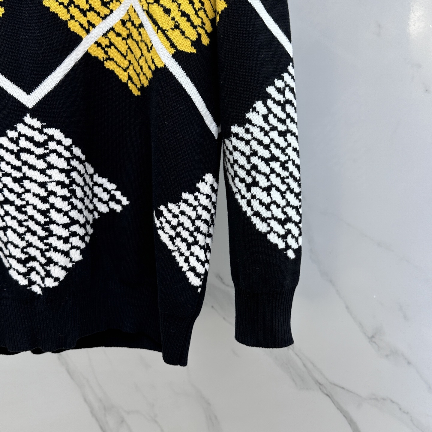 🆕LV路易威登 2025秋冬撞色羊毛衫，以经典菱形格抽象元素点缀为主调，巧妙融入字母提花元素，打破传统羊