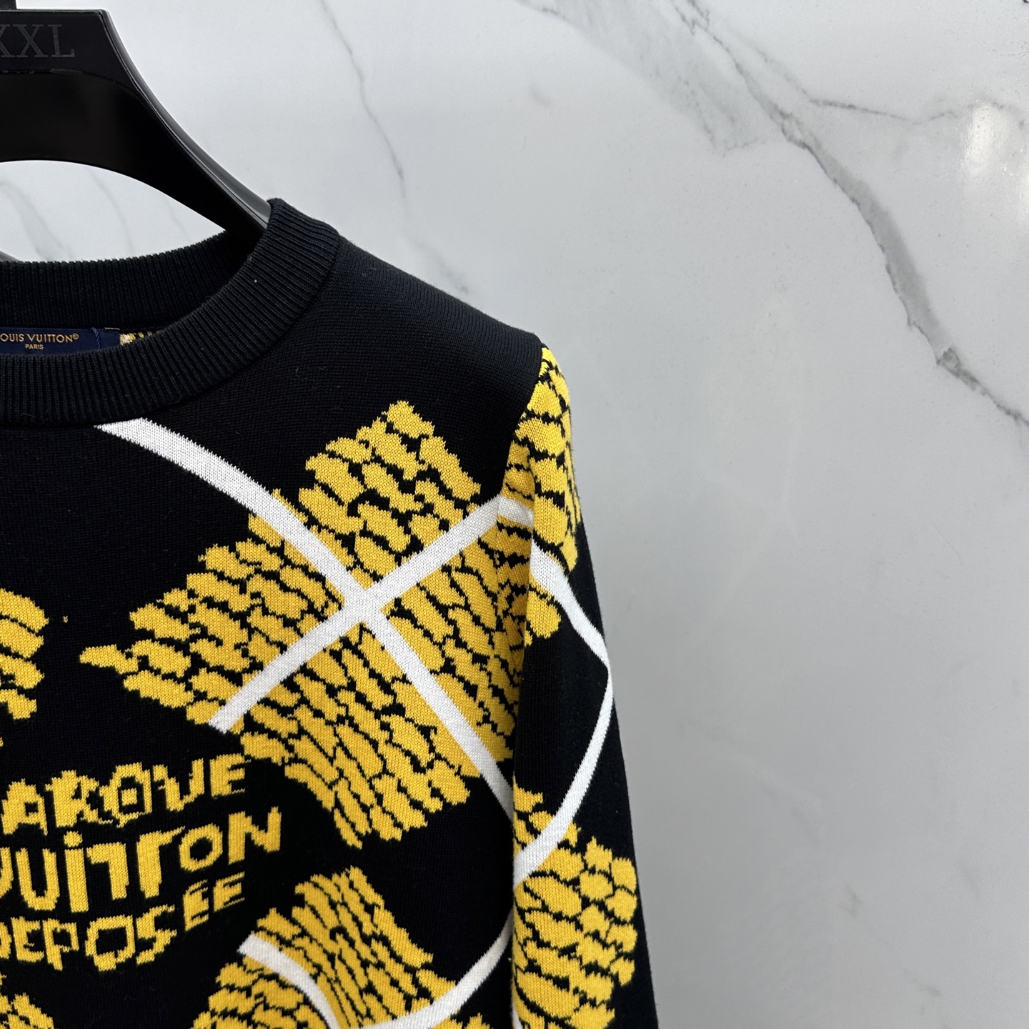 🆕LV路易威登 2025秋冬撞色羊毛衫，以经典菱形格抽象元素点缀为主调，巧妙融入字母提花元素，打破传统羊