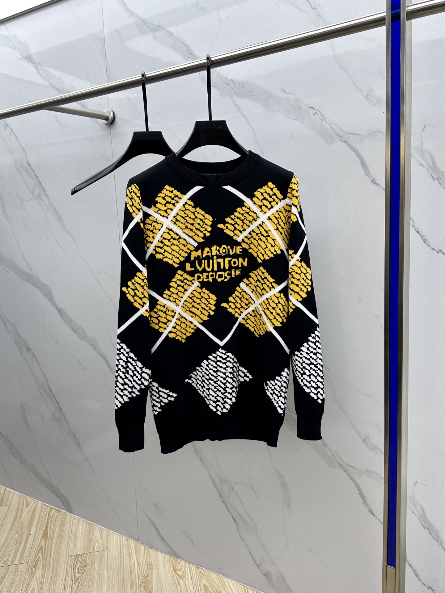 NO:571358,Louis Vuitton  The 2025 autumn and winter contrasting color woolen sweaters are mainly decorated with classic diamond grid abstract elements and cleverly incorporate letter jacquard elements to break the monotony of traditional wool and highlight individuality and uninhibitedness. The three-dimensional tailoring fits the body shape and the design is neat and stylish. It can easily lengthen the leg lines and create a casual and free casual style. High-quality fabric  The material is comfortable and warm, has both thermal insulation and comfort, and is suitable for daily outings or light outdoor scenes. The triangular jacquard embellishment on the back adds a fashionable texture. Whether it is a casual look with T-shirts and jeans, or a mixed and matched style, it can be easily controlled. It is an indispensable fashion item in the autumn and winter transition seasons. High quality  Three standard items are available, sizes S-XL, Louis Vuitton, Louis Vuitton, Jeans, Tees, T-shirt, Alexander Wang19860909LV路易威登 2025秋冬撞色羊毛衫,以经典菱形格抽象元素点缀为主调,巧妙融入字母提花元素,打破传统羊毛的单调感,彰显个性与不羁.立体剪裁贴合身形,设计利落有型,轻松拉长腿部线条,打造随性洒脱的休闲风格.优质面料舒适保暖,兼具保温性与舒适感,适合日常出街或轻户外场景.细节后背三角提花点缀,增添时尚质感,无论是搭配T恤牛仔裤的休闲look,还是叠的混搭风,都能轻松驾驭,是秋冬过渡季不可或缺的时尚单品.高品质 三标齐全hei 尺码S-XL,,louis vuitton,louis vuitton,jeans,tees，t-shirt,alexander wang,Men's clothing