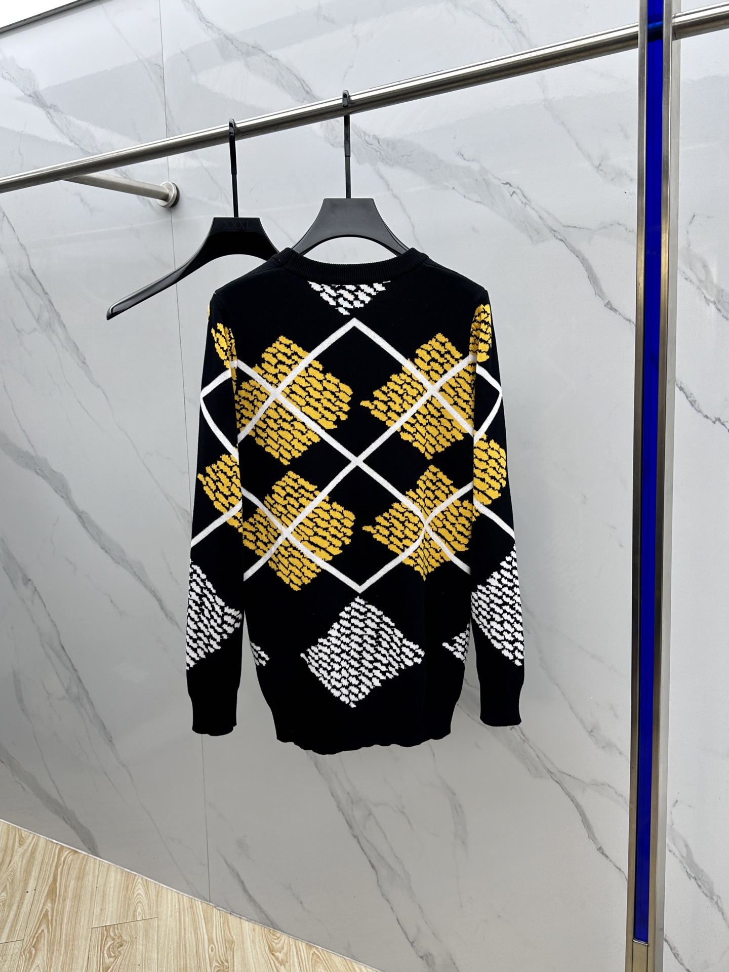 🆕LV路易威登 2025秋冬撞色羊毛衫，以经典菱形格抽象元素点缀为主调，巧妙融入字母提花元素，打破传统羊