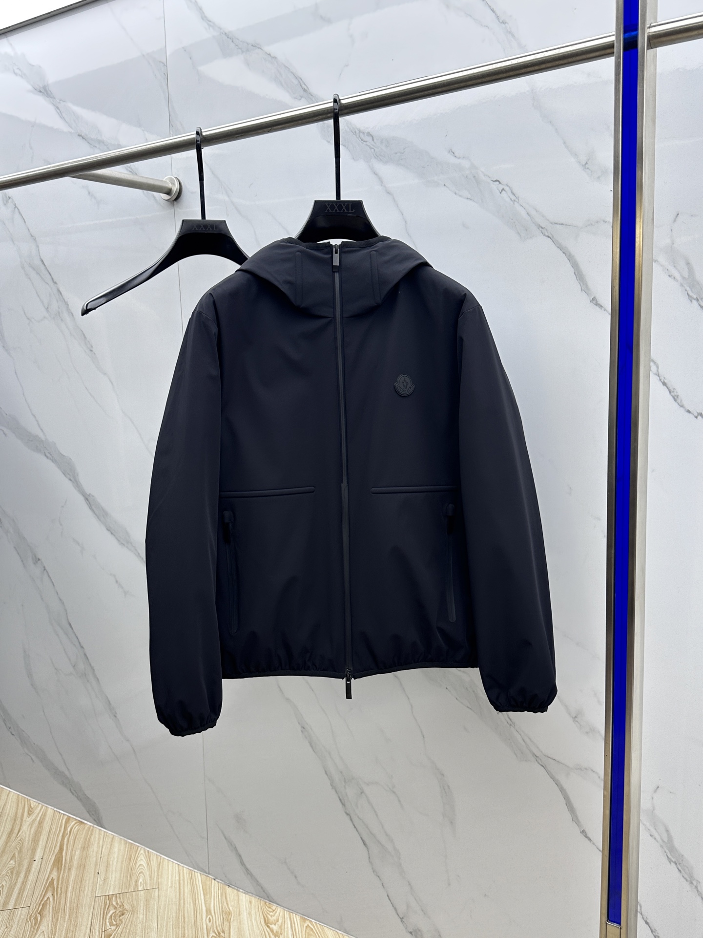 NO:571370,Moncler down jacket 2025 latest fashion designer down jacket. (Hood is not removable) Every detail shows craftsmanship. Sufficient advanced structural tailoring design changes to show men's diverse image changes. Slim and neat, tailored to meet the current popular multi-layered wear, versatile style for life. High-quality large goods hs (multiple versions on the market, pay attention to comparison details) code size 48-56,, Moncler, jackets & coats, down  jacket,hats,alexander wang19860909Moncler蒙口 羽绒服2025最新款时尚设计师款羽绒外套.（连帽不可拆卸）处处细节显工艺足够的高级结构性剪裁的设计改变来展现男士多样的形象变化,修身利落、剪裁合体,满足时下正流行的多层次穿搭,生活百搭款式 高品质大货hs (市面多版本,注意对比细节） 码数48-56,,Moncler,jackets & coats,down jacket,hats,alexander wang,Men's clothing