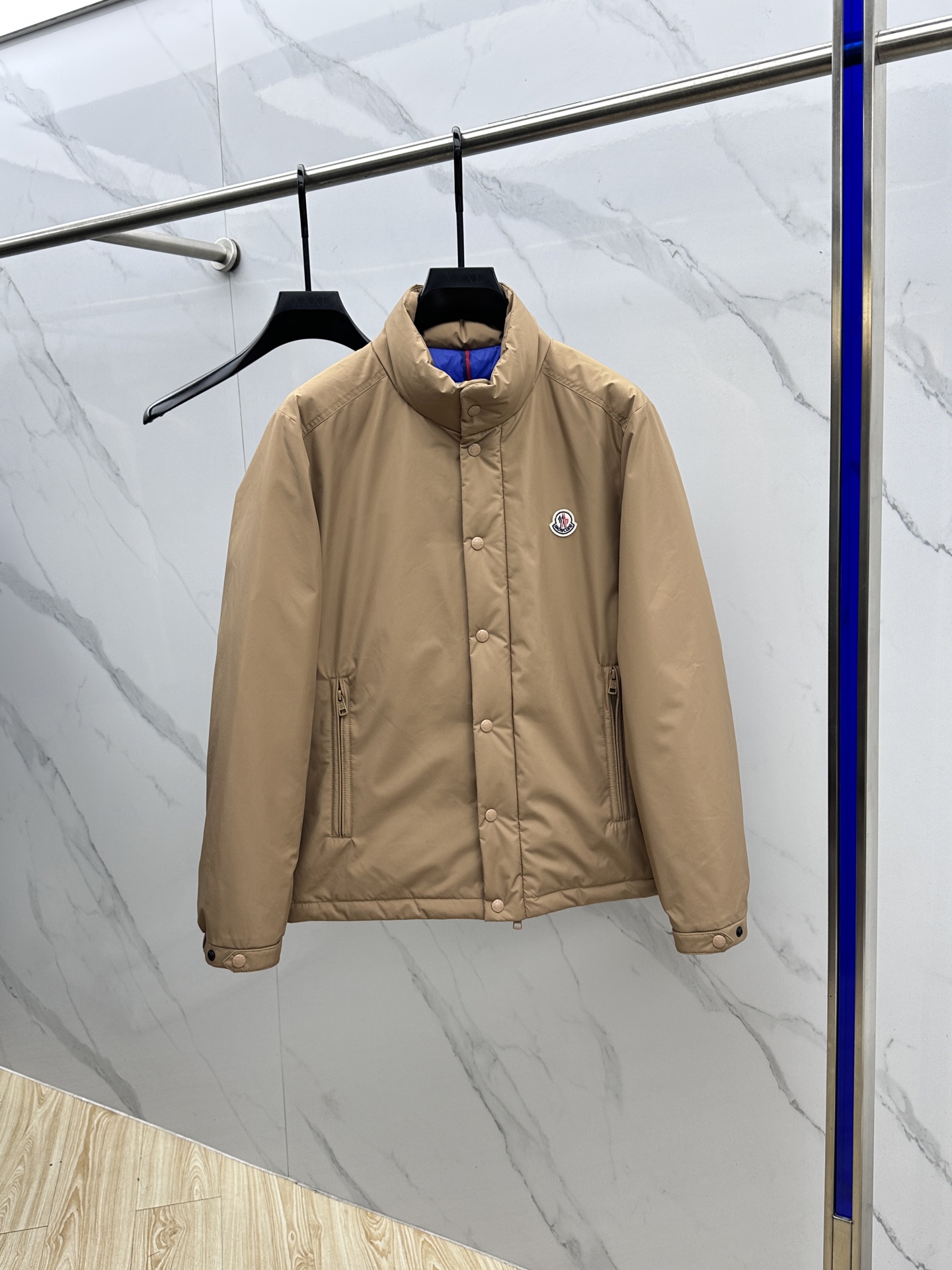 NO:571382,Moncler down jacket 2025 latest fashion designer style stand collar down jacket. Every detail shows craftsmanship and enough high-end structural tailoring design changes to show men's diverse image changes. Slim and neat, tailored to meet the current popular multi-layered wear, versatile style for life. High-quality large goods hs (multiple versions on the market, pay attention to contrast details) code size 48-56,, Moncler, jackets & coats, down jacket, alexander wang19860909Moncler蒙口 羽绒服2025最新款时尚设计师款立领羽绒外套.处处细节显工艺足够的高级结构性剪裁的设计改变来展现男士多样的形象变化,修身利落、剪裁合体,满足时下正流行的多层次穿搭,生活百搭款式 高品质大货hs (市面多版本,注意对比细节） 码数48-56,,Moncler,jackets & coats,down jacket,alexander wang,Men's clothing