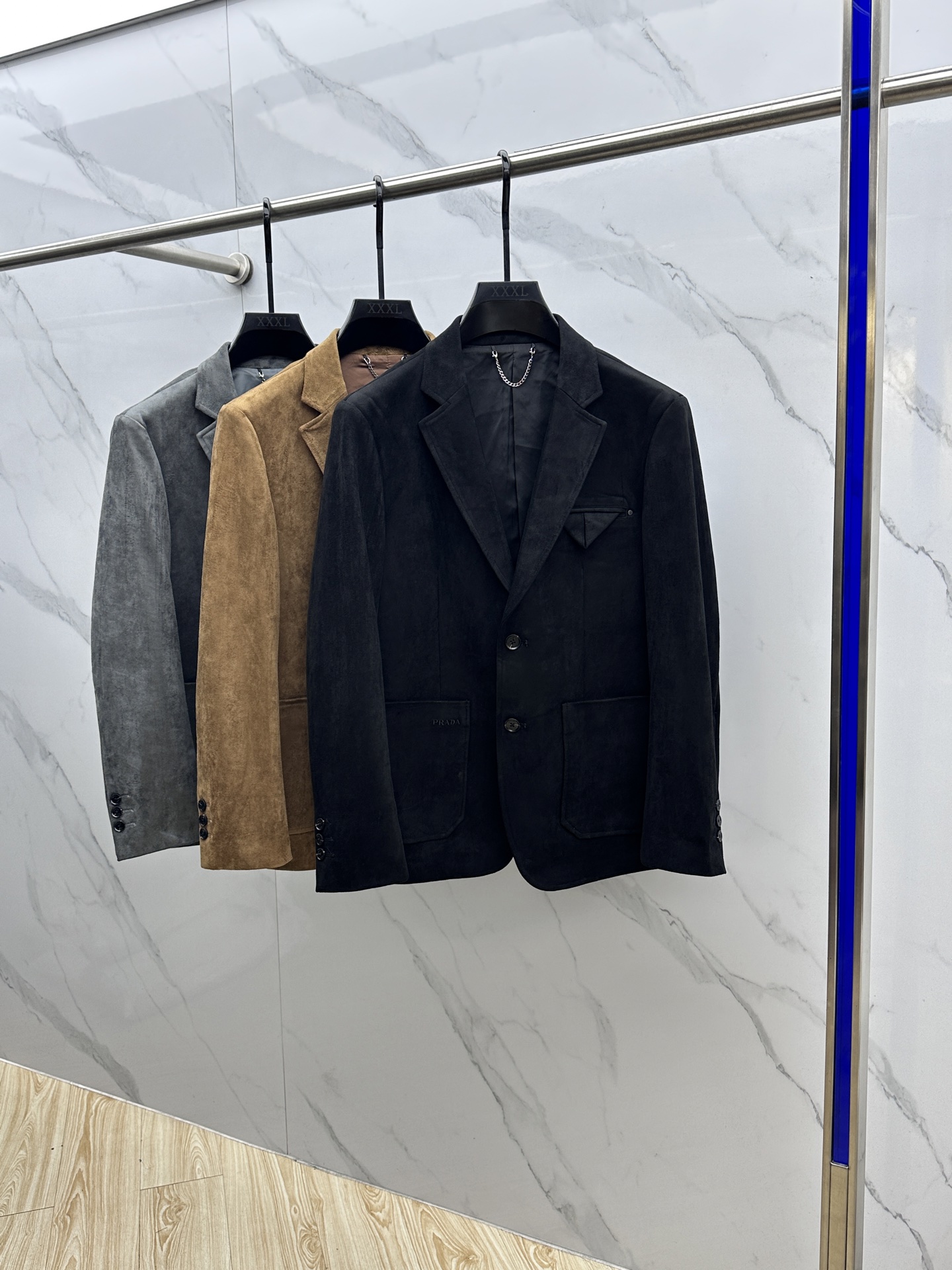 NO:571390,Prada 25FW autumn and winter new environmentally friendly suede casual, men's fashion three-dimensional pocket casual casual!  Trading company channels are rare and available on the official website simultaneously!  P's new autumn and winter suede, with its classic and versatile style, has become an indispensable fashion item this season. It is not just a piece, but a perfect interpretation of your personality and taste!  This piece is made of imported environmentally friendly suede fabric. The deerskin suede has a unique texture and warm touch, making it an ideal choice for autumn and winter!  Three-dimensional chest pocket design. In order to further improve the wearing comfort, a lot of effort has been put into the lining of this model. A very light polyester fabric is selected as the lining material. This material not only has good breathability and moisture absorption, but also can withstand cold weather.  It provides the wearer with warm care in the autumn season. The combination of light lining and thick deerskin fabric not only ensures the best thermal insulation performance, but also avoids the heavy feeling when wearing it, allowing the wearer to enjoy the fashion while also feeling the caring care from the Luo family!  High quality goods, feel free to buy hs sizes M-3XL,, prada, prada, loewe, chamois leather, alexander wang19860909Prada普拉达 25FW秋冬新款环保麂皮绒休闲,男士时尚立体口袋休闲便西！贸易公司渠道稀出,同步官网发售！P家秋冬新款麂皮绒,以其经典百搭的风格,成为这个季节不可或缺的时尚单品,它不仅仅是一件,更是你个性与品味的完美诠释！ 这款采用进口环保麂皮绒面料制成,鹿皮绒面以其独特的质感和温暖的触感,成为了秋冬季节的理想选择！胸口立体口袋设计,为了进一步提升穿着的舒适度,在这款的内衬上同样下足了功夫,选用了非常轻盈的聚酯纤维织物作为内衬材料,这种材料不仅具有良好的透气性和吸湿性,更能在寒冷的秋季节为穿着者提供温暖的呵护,轻盈的内衬与厚重的鹿皮绒面料相结合,既保证了的保暖性能,又避免了穿着时的厚重感,让穿着者在享受时尚的同时,也能感受到来自罗家的贴心关怀！高品质大货放心入吧hs 尺码M-3XL,,prada,prada,loewe,chamois leather,alexander wang,Men's clothing