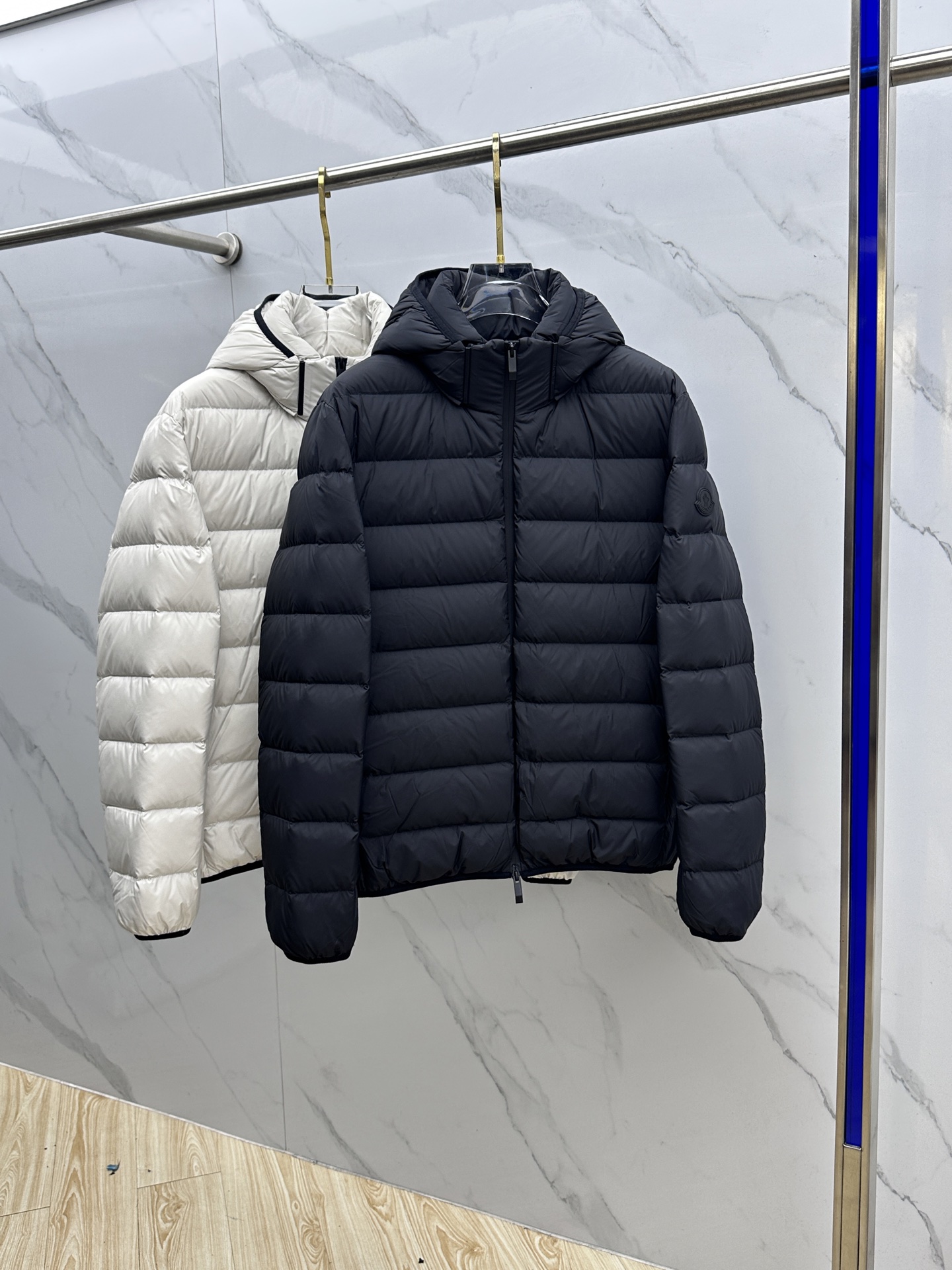 NO:571385,Moncler Mouth Down Jacket 2025 latest fashion designer down jacket. (hood is removable) Every detail shows craftsmanship. The design changes are enough advanced structural tailoring to show men's diverse image changes. They are slim and neat, and tailored to meet the current popular multi-layered outfits. Versatile style for life. High-quality large goods hs (multiple versions on the market, pay attention to contrast details). Size 48-56, Moncler, jackets & coats, down  jacket,hats,alexander wang19860909Moncler蒙口 羽绒服2025最新款时尚设计师款羽绒外套.（连帽可拆卸）处处细节显工艺足够的高级结构性剪裁的设计改变来展现男士多样的形象变化,修身利落、剪裁合体,满足时下正流行的多层次穿搭,生活百搭款式 高品质大货hs (市面多版本,注意对比细节） 码数48-56,,Moncler,jackets & coats,down jacket,hats,alexander wang,Men's clothing