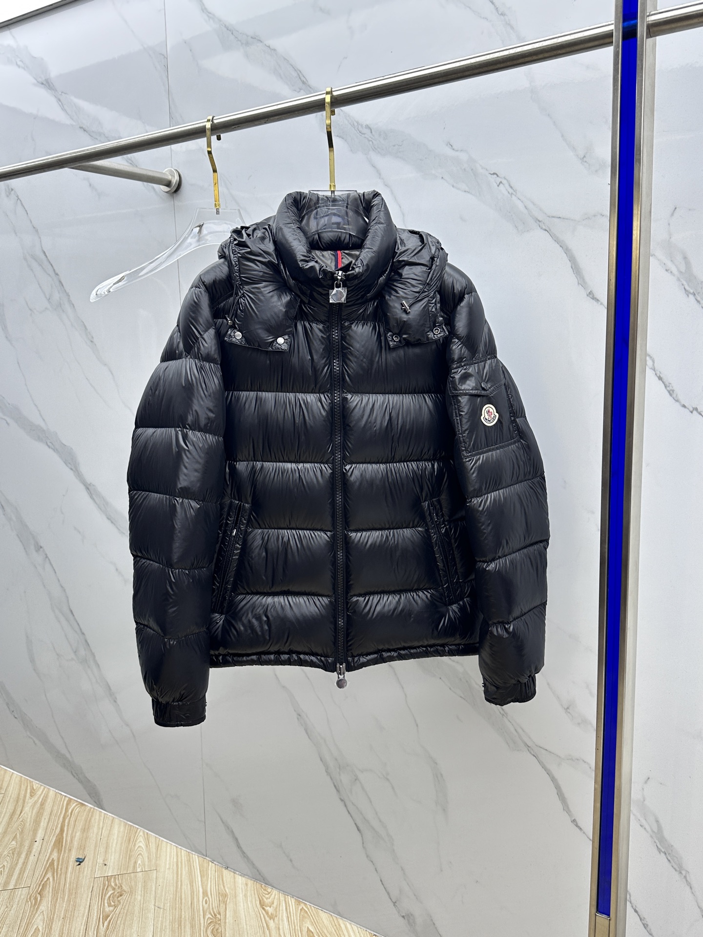 NO:571387,Moncler masked Maya Maya is coming!  High-quality national standard 90 velvet, very thick and fluffy velvet, detachable hood, classic logo on sleeves, original hardware accessories, full and attractive color, impeccable details, extremely high loft, a must-have for cold resistance!  All three standards are complete!  [For small details, remember to pat the down first, it will be shaped and fluffy immediately!  】Non-market product!  Note the difference between high-end versions: hs size 48-56, Moncler, down jacket, hats, alexander wang19860909Moncler蒙口 Maya 玛雅重磅来袭！优质国标90绒,绒量非常厚实蓬松,帽子可拆卸,袖子带经典logo标志,原版五金辅料,色泽饱满诱人,细节做到无可挑剔,蓬松度极高,耐寒必备款！三标齐全！【小细节记得先拍打羽绒,立马塑型蓬松！】非市场货！高端版本注意区别 hs 码数48-56,,Moncler,down jacket,hats,alexander wang,Men's clothing