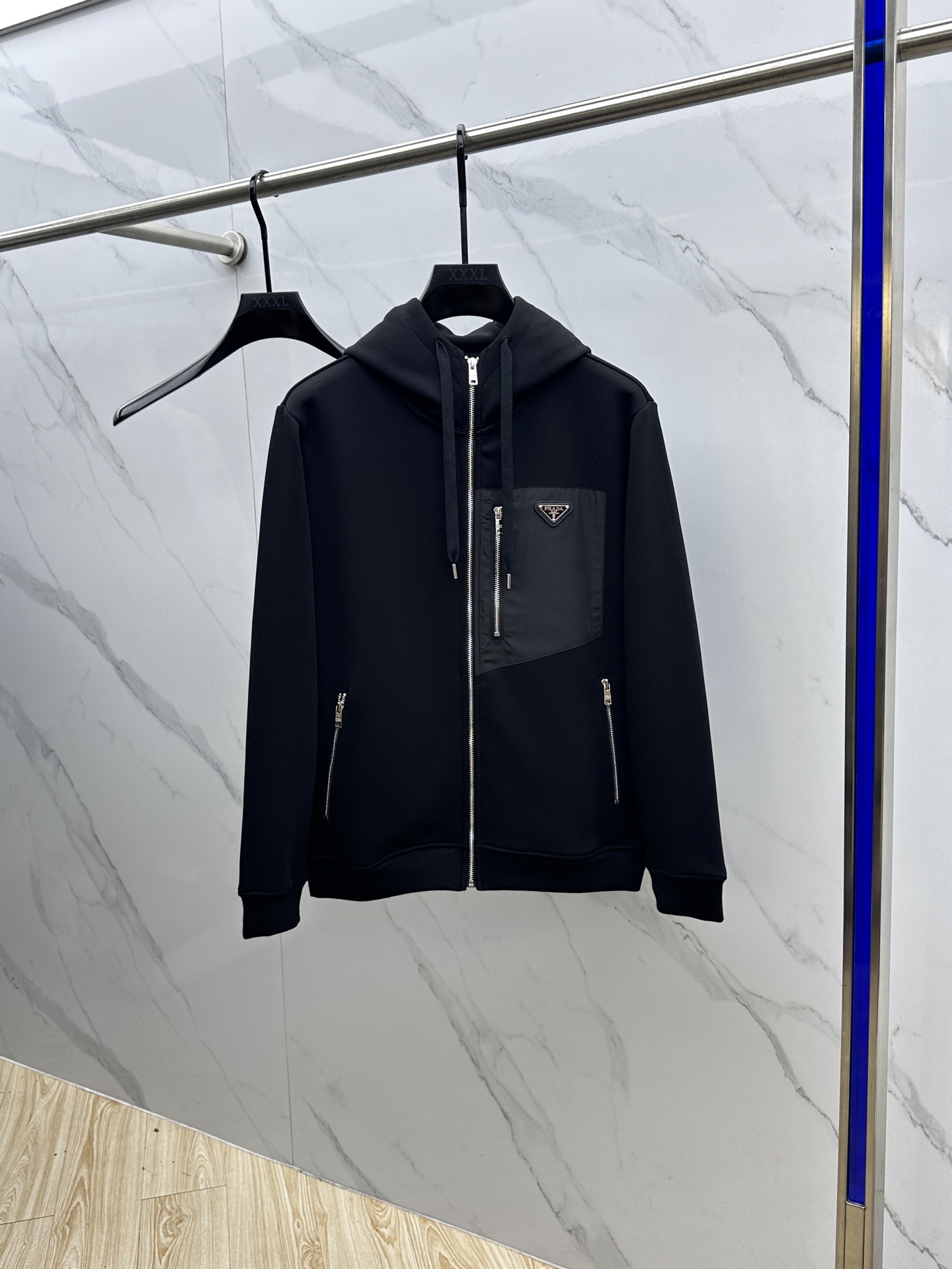 NO:571360,Prada zp version [exclusive supply] Prada 2025 new zipper pocket triangle badge couple style hooded jacket. The fabric is made of high-weight air cotton fabric, the same style as Internet celebrity stars. The fabric is waterproof, wear-resistant, light, breathable, waterproof, and feels very comfortable and thick. Fashionable and personalized. A super versatile and good-looking jacket. It can be controlled by both men and women. A must-have for everyone. Packaging Tag Collar label Washed wheat Complete hei size M L XL  2XL,,prada,prada,jackets & coats,jackets & coats,hats,alexander wang19860909Prada普拉达 zp版本［独家供应］ 普拉达2025新款拉链口袋三角徽章情侣款连帽夹克外套 面料采用高克重空气棉面料 网红明星同款 面料防水处理,耐磨、轻薄、透气、防水、手感非常舒服厚实 时尚又个性 超级百搭好看的一款夹克外套 男女皆可驾驭 人手必备款 包装 吊牌 领标 水洗麦 齐全hei 尺码M L XL 2XL,,prada,prada,jackets & coats,jackets & coats,hats,alexander wang,Men's clothing