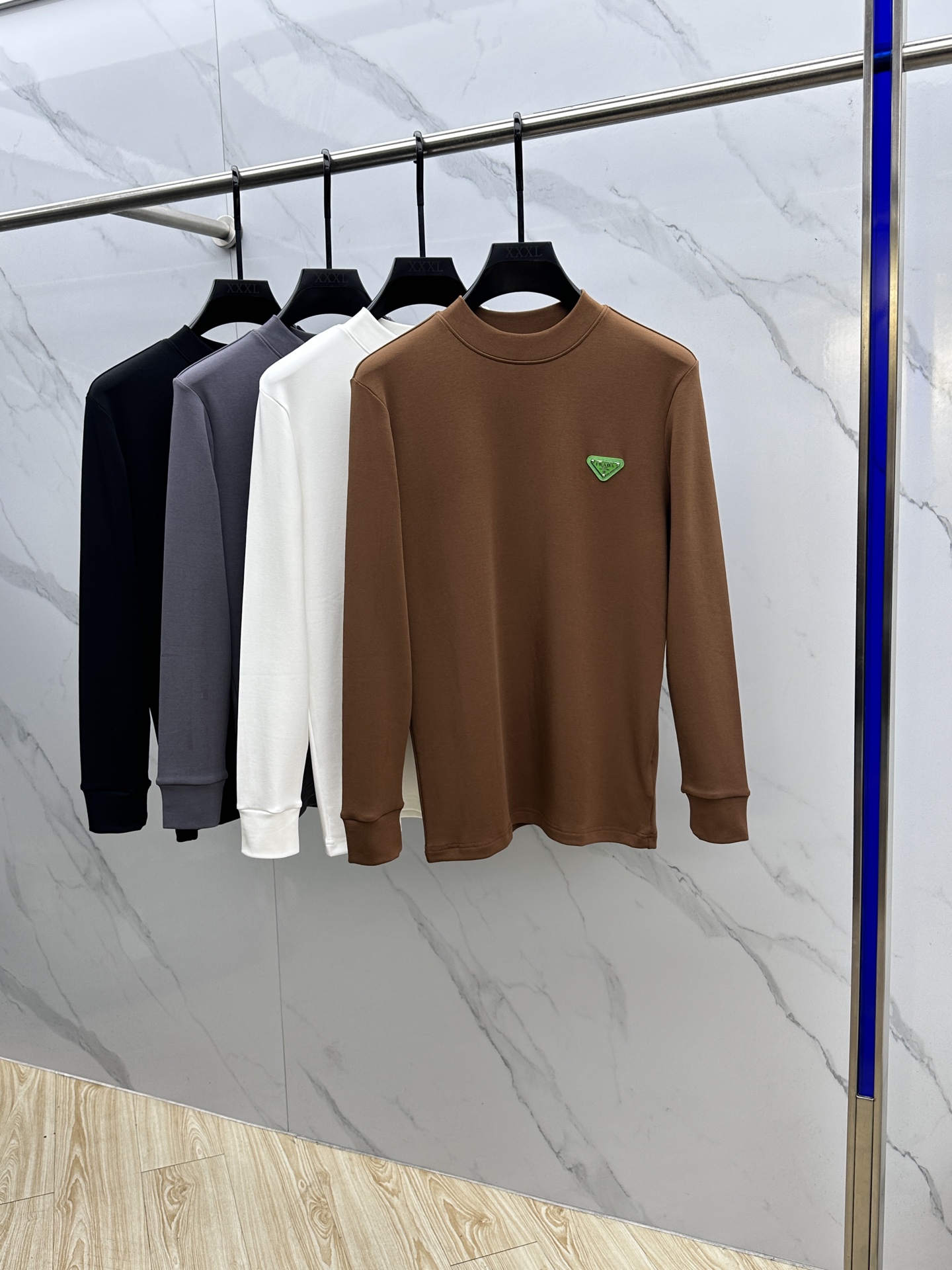 NO:572700,Prada's new 25FW autumn and winter three-dimensional embroidered men's shirt# puts the focus on the fabric. The fine grid texture is clearly visible on the surface, which is enough to highlight its high-end texture. It is wear-resistant and wrinkle-resistant and has good drape. It supports the entire pattern perfectly!  Breathability and convenience are of course not to mention, and it also has a certain degree of wrinkle resistance and stain resistance, which greatly reduces the convenience of daily care and storage. The soft, gentle but crisp gold fabric, and after the combination of the texture of the fabric itself, will slightly appear different under different lights.  The same color and texture allow you to be versatile and easily adapt to various occasions. The whole piece is simple and clean, the fit is neat and crisp, and the wearing effect is excellent. The delicate touch warmly cares for you in autumn and winter, and it is warm and wind-resistant. Whether it is worn alone or layered, it is a very versatile and practical style!  dh's classic straight fit has a good effect on the upper body, and is classic and versatile. It is embellished with classic embroidery details on the chest. I believe that you who have taste will be familiar with it!  Every detail is made with exquisite care and is a test of craftsmanship. Whether it is fabric cutting or craftsmanship, it fully embodies the brand's century-old history and skilled garment production technology. It is perfect in every aspect, with no flaws. The style is fashionable and versatile, and it can be used between leisure and business with ease. It is a must-have for quality control people.  Size M-3XL,,prada,prada,gold,alexander wang19860909Prada普拉达 25FW秋冬新款 立体刺绣男士衫#把重心都放在了面料上,表面清晰可见的细格肌理,足以凸显出它的高级质感,耐磨抗皱垂感佳,将整件版型承托的极其完美！透气性跟便捷性自然不在话下,还具有一定的抗皱性与耐脏度,大大减少了日常中的打理与保存便捷性.柔软温和却挺括的黄金面料,并且经过面料本身的纹理组合之后,在不同光线下会轻微显现出不一样的色泽跟质感,让你百变多样轻松应对各种场合.整件都简洁干净,版型服帖挺括,穿着效果极佳.细腻触感温暖呵护秋冬季节的您,保暖抗风,不管是单穿还是内搭都是非常百搭又实穿的款式！dh 经典的直筒版型上身效果好,同时经典百搭,胸前经典刺绣细节点缀,相信有品味的你们一定不会陌生！每一处细节都做的非常的精湛考究,极其考验工艺技巧,无论是从面料裁剪还是工艺制作都完全体现了品牌百年的深厚历史以及娴熟的成衣制作工艺,不管是从哪一个方面看都完美到极致,毫无缺点,风格时尚百搭,休闲商务之间游刃有余,品控族必入的类型,可遇而不可求！ 尺码M-3XL,,prada,prada,gold,alexander wang,Men's clothing