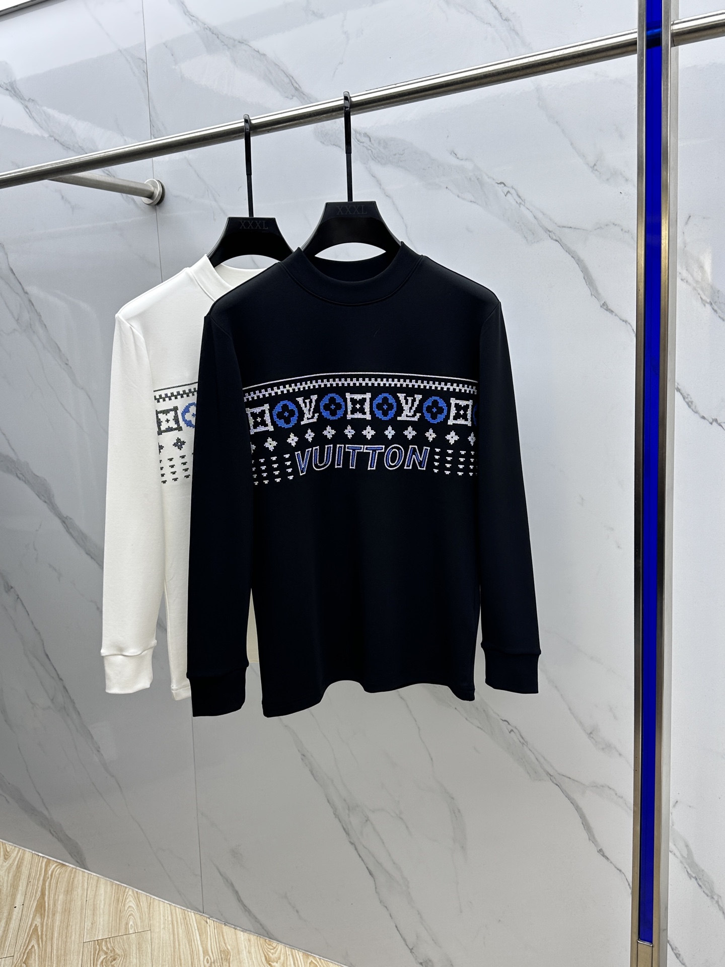 NO:572683,LV Louis Vuitton's new 25FW autumn and winter three-dimensional embroidered men's shirt# focuses on the fabric. The fine grid texture clearly visible on the surface is enough to highlight its high-end texture. It is wear-resistant and wrinkle-resistant and has good drape. It supports the entire shape perfectly!  Breathability and convenience are of course not to mention, and it also has a certain degree of wrinkle resistance and stain resistance, which greatly reduces the convenience of daily care and storage. The soft, gentle but crisp gold fabric, and after the combination of the texture of the fabric itself, will slightly appear different under different lights.  The same color and texture allow you to be versatile and easily adapt to various occasions. The whole piece is simple and clean, the fit is neat and crisp, and the wearing effect is excellent. The delicate touch warmly cares for you in autumn and winter, and it is warm and wind-resistant. Whether it is worn alone or layered, it is a very versatile and practical style!  dh's classic straight fit has a good effect on the upper body, and is classic and versatile. It is embellished with classic embroidery details on the chest. I believe that you who have taste will be familiar with it!  Every detail is made with exquisite care and is a test of craftsmanship. Whether it is fabric cutting or craftsmanship, it fully embodies the brand's century-old history and skilled garment production technology. It is perfect in every aspect, with no flaws. The style is fashionable and versatile, and it can be used between leisure and business with ease. It is a must-have for quality control people.  Size M-3XL,,louis vuitton,louis vuitton,gold,alexander wang19860909LV路易威登 25FW秋冬新款 立体刺绣男士衫#把重心都放在了面料上,表面清晰可见的细格肌理,足以凸显出它的高级质感,耐磨抗皱垂感佳,将整件版型承托的极其完美！透气性跟便捷性自然不在话下,还具有一定的抗皱性与耐脏度,大大减少了日常中的打理与保存便捷性.柔软温和却挺括的黄金面料,并且经过面料本身的纹理组合之后,在不同光线下会轻微显现出不一样的色泽跟质感,让你百变多样轻松应对各种场合.整件都简洁干净,版型服帖挺括,穿着效果极佳.细腻触感温暖呵护秋冬季节的您,保暖抗风,不管是单穿还是内搭都是非常百搭又实穿的款式！dh 经典的直筒版型上身效果好,同时经典百搭,胸前经典刺绣细节点缀,相信有品味的你们一定不会陌生！每一处细节都做的非常的精湛考究,极其考验工艺技巧,无论是从面料裁剪还是工艺制作都完全体现了品牌百年的深厚历史以及娴熟的成衣制作工艺,不管是从哪一个方面看都完美到极致,毫无缺点,风格时尚百搭,休闲商务之间游刃有余,品控族必入的类型,可遇而不可求！ 尺码M-3XL,,louis vuitton,louis vuitton,gold,alexander wang,Men's clothing