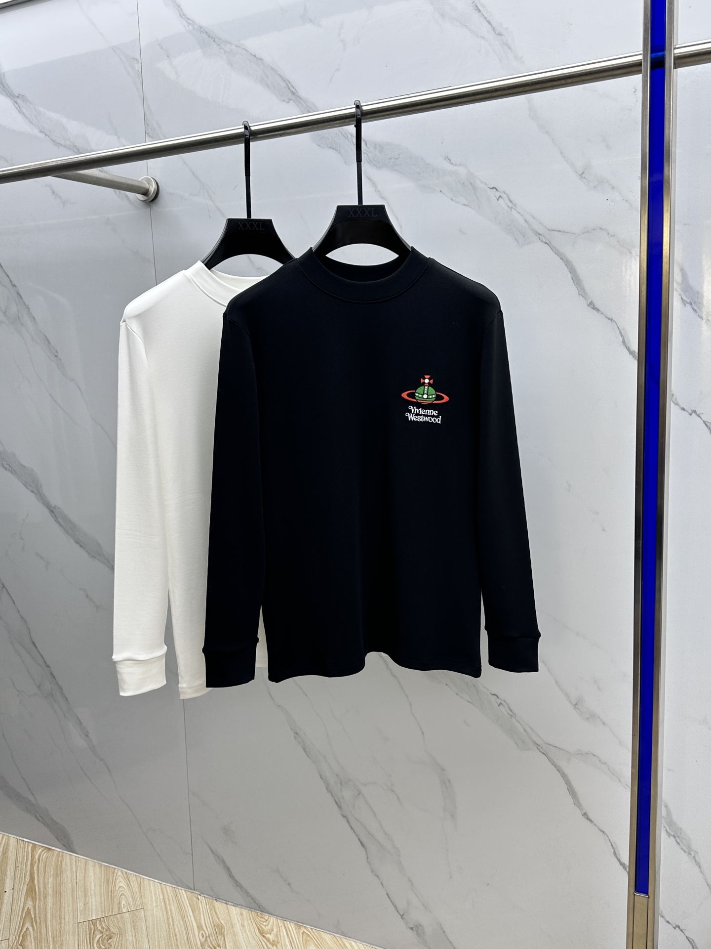 NO:572685,vivienne** Queen Mother West's 25FW new autumn and winter three-dimensional embroidered men's shirt# puts the focus on the fabric. The fine grid texture clearly visible on the surface is enough to highlight its high-end texture. It is wear-resistant and wrinkle-resistant and has good drape. It supports the entire pattern perfectly!  Breathability and convenience are of course not to mention, and it also has a certain degree of wrinkle resistance and stain resistance, which greatly reduces the convenience of daily care and storage. The soft, gentle but crisp gold fabric, and after the combination of the texture of the fabric itself, will slightly appear different under different lights.  The same color and texture allow you to be versatile and easily adapt to various occasions. The whole piece is simple and clean, the fit is neat and crisp, and the wearing effect is excellent. The delicate touch warmly cares for you in autumn and winter, and it is warm and wind-resistant. Whether it is worn alone or layered, it is a very versatile and practical style!  dh's classic straight fit has a good effect on the upper body, and is classic and versatile. It is embellished with classic embroidery details on the chest. I believe that you who have taste will be familiar with it!  Every detail is made with exquisite care and is a test of craftsmanship. Whether it is fabric cutting or craftsmanship, it fully embodies the brand's century-old history and skilled garment production technology. It is perfect in every aspect, with no flaws. The style is fashionable and versatile, and it can be used between leisure and business with ease. It is a must-have for quality control people.  Size M-3XL,,gold,alexander wang19860909vivienne** 西太后25FW秋冬新款 立体刺绣男士衫#把重心都放在了面料上,表面清晰可见的细格肌理,足以凸显出它的高级质感,耐磨抗皱垂感佳,将整件版型承托的极其完美！透气性跟便捷性自然不在话下,还具有一定的抗皱性与耐脏度,大大减少了日常中的打理与保存便捷性.柔软温和却挺括的黄金面料,并且经过面料本身的纹理组合之后,在不同光线下会轻微显现出不一样的色泽跟质感,让你百变多样轻松应对各种场合.整件都简洁干净,版型服帖挺括,穿着效果极佳.细腻触感温暖呵护秋冬季节的您,保暖抗风,不管是单穿还是内搭都是非常百搭又实穿的款式！dh 经典的直筒版型上身效果好,同时经典百搭,胸前经典刺绣细节点缀,相信有品味的你们一定不会陌生！每一处细节都做的非常的精湛考究,极其考验工艺技巧,无论是从面料裁剪还是工艺制作都完全体现了品牌百年的深厚历史以及娴熟的成衣制作工艺,不管是从哪一个方面看都完美到极致,毫无缺点,风格时尚百搭,休闲商务之间游刃有余,品控族必入的类型,可遇而不可求！ 尺码M-3XL,,gold,alexander wang,Men's clothing