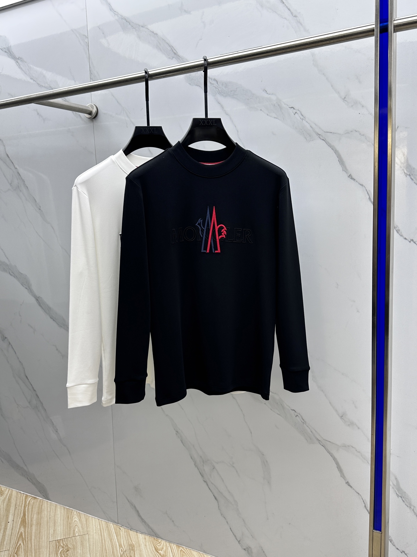 NO:572292,Moncler's 25FW Autumn and Winter New Three-dimensional Embroidered Men's Shirt# focuses on the fabric. The fine grid texture clearly visible on the surface is enough to highlight its high-end texture. It is wear-resistant and wrinkle-resistant and has good drape. It supports the entire pattern perfectly!  Breathability and convenience are of course not to mention, and it also has a certain degree of wrinkle resistance and stain resistance, which greatly reduces the convenience of daily care and storage. The soft, gentle but crisp gold fabric, and after the combination of the texture of the fabric itself, will slightly appear different under different lights.  The same color and texture allow you to be versatile and easily adapt to various occasions. The whole piece is simple and clean, the fit is neat and crisp, and the wearing effect is excellent. The delicate touch warmly cares for you in autumn and winter, and it is warm and wind-resistant. Whether it is worn alone or layered, it is a very versatile and practical style!  dh's classic straight fit has a good effect on the upper body, and is classic and versatile. It is embellished with classic embroidery details on the chest. I believe that you who have taste will be familiar with it!  Every detail is made with exquisite care and is a test of craftsmanship. Whether it is fabric cutting or craftsmanship, it fully embodies the brand's century-old history and skilled garment production technology. It is perfect in every aspect, with no flaws. The style is fashionable and versatile, and it can be used between leisure and business with ease. It is a must-have for quality control people.  Size S-XXL,,Moncler,gold,alexander wang19860909Moncler蒙口 25FW秋冬新款 立体刺绣男士衫#把重心都放在了面料上,表面清晰可见的细格肌理,足以凸显出它的高级质感,耐磨抗皱垂感佳,将整件版型承托的极其完美！透气性跟便捷性自然不在话下,还具有一定的抗皱性与耐脏度,大大减少了日常中的打理与保存便捷性.柔软温和却挺括的黄金面料,并且经过面料本身的纹理组合之后,在不同光线下会轻微显现出不一样的色泽跟质感,让你百变多样轻松应对各种场合.整件都简洁干净,版型服帖挺括,穿着效果极佳.细腻触感温暖呵护秋冬季节的您,保暖抗风,不管是单穿还是内搭都是非常百搭又实穿的款式！dh 经典的直筒版型上身效果好,同时经典百搭,胸前经典刺绣细节点缀,相信有品味的你们一定不会陌生！每一处细节都做的非常的精湛考究,极其考验工艺技巧,无论是从面料裁剪还是工艺制作都完全体现了品牌百年的深厚历史以及娴熟的成衣制作工艺,不管是从哪一个方面看都完美到极致,毫无缺点,风格时尚百搭,休闲商务之间游刃有余,品控族必入的类型,可遇而不可求！ 尺码S-XXL,,Moncler,gold,alexander wang,Men's clothing