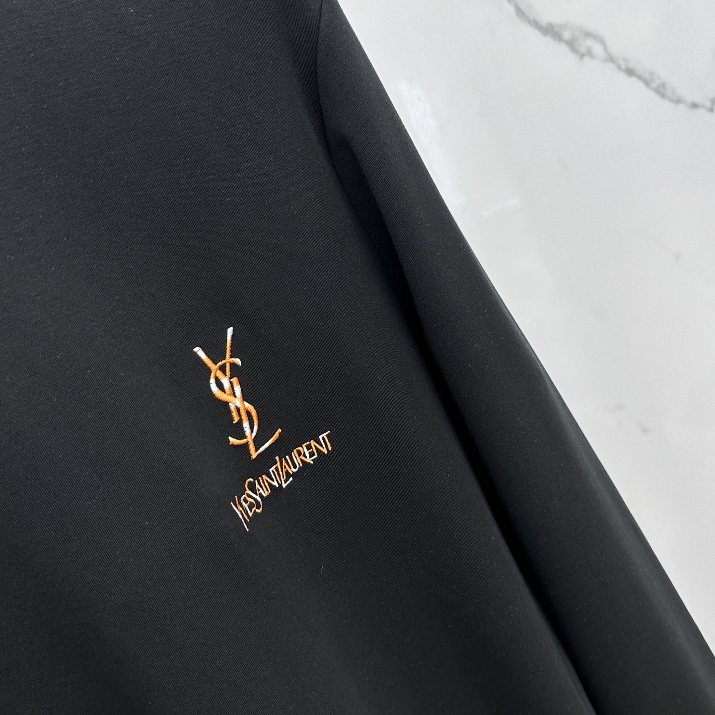 🆕YSL 圣罗兰 25FW秋冬新款 立体刺绣男士衫#把重心都放在了面料上，表面清晰可见的细格肌理，足以凸